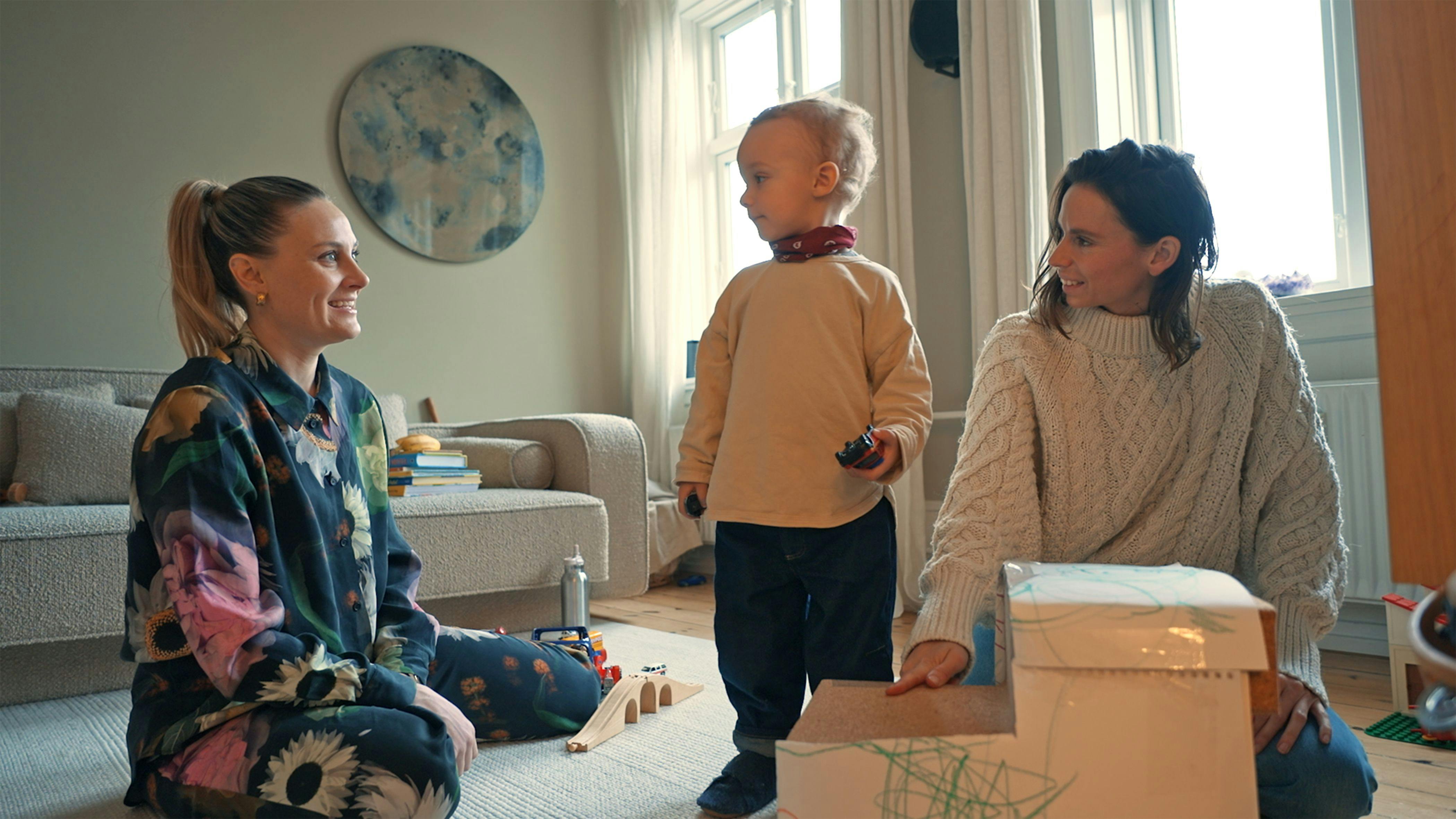 Værten Mette Bluhme Rieck på besøg hos Amanda Lilholt og sønnen Sui.