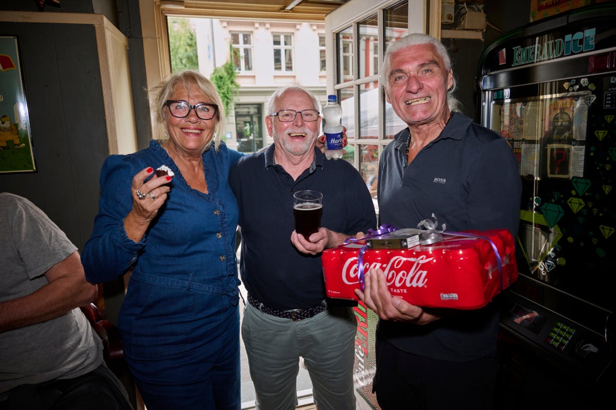 Opgavebeskrivelse: JR fra “Hotel Romantik” fejrer sit 25-års jubilæum på Café Erik Sted: Café Erik, KøbenhavnFotograf: Lars H. LaursenJournalist: Majken Munk og Alexander Borch NielsenDato: 2025.08.30