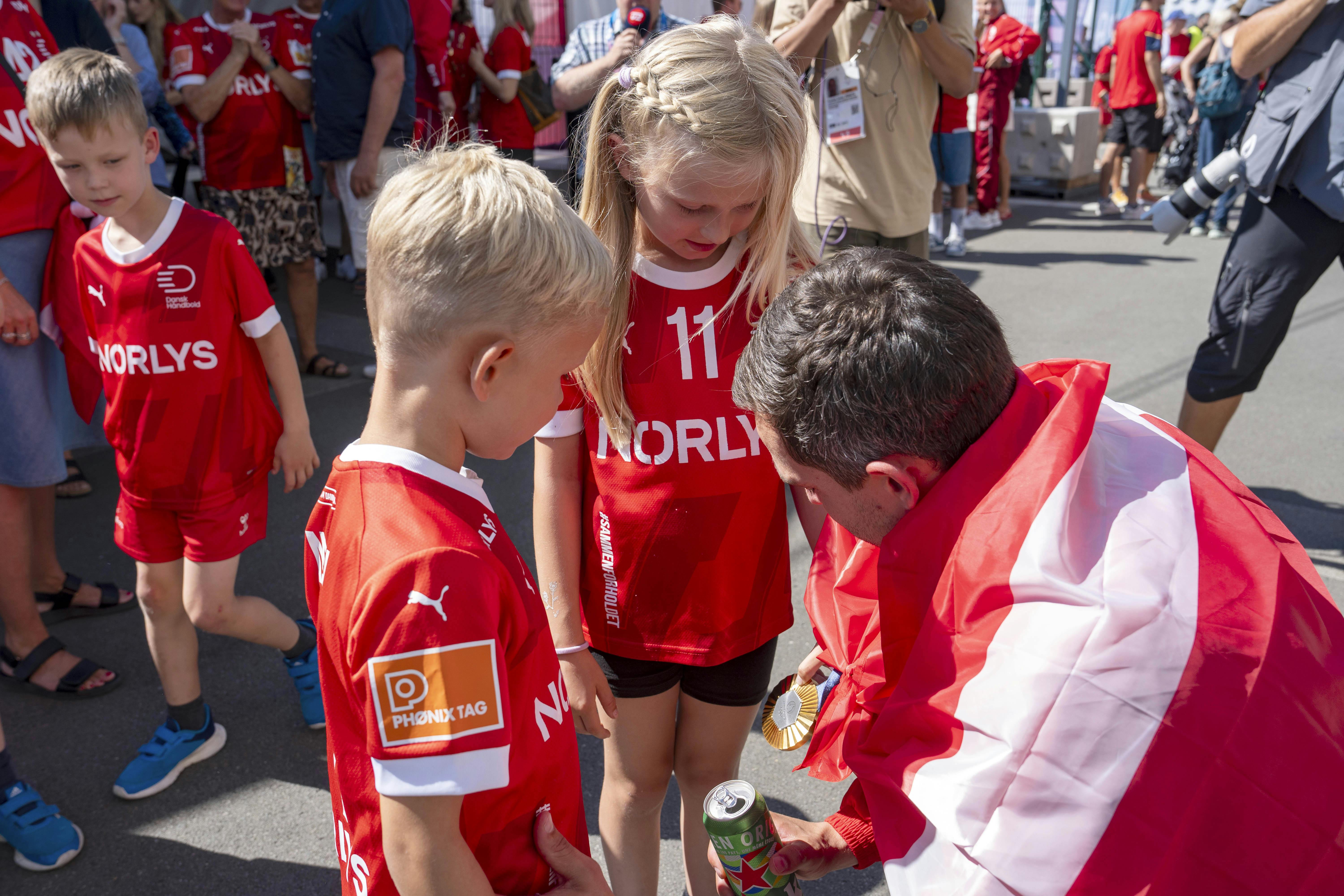 OL Paris 2024Danmark vandt OL guld.Danmark smadrer TysklandHåndboldherrernes familiemedlemmer var mødt talstærkt op i Lille i Frankrig, hvor de efter sejren over Tyskland overøste spillerne med ros og kærlighed..