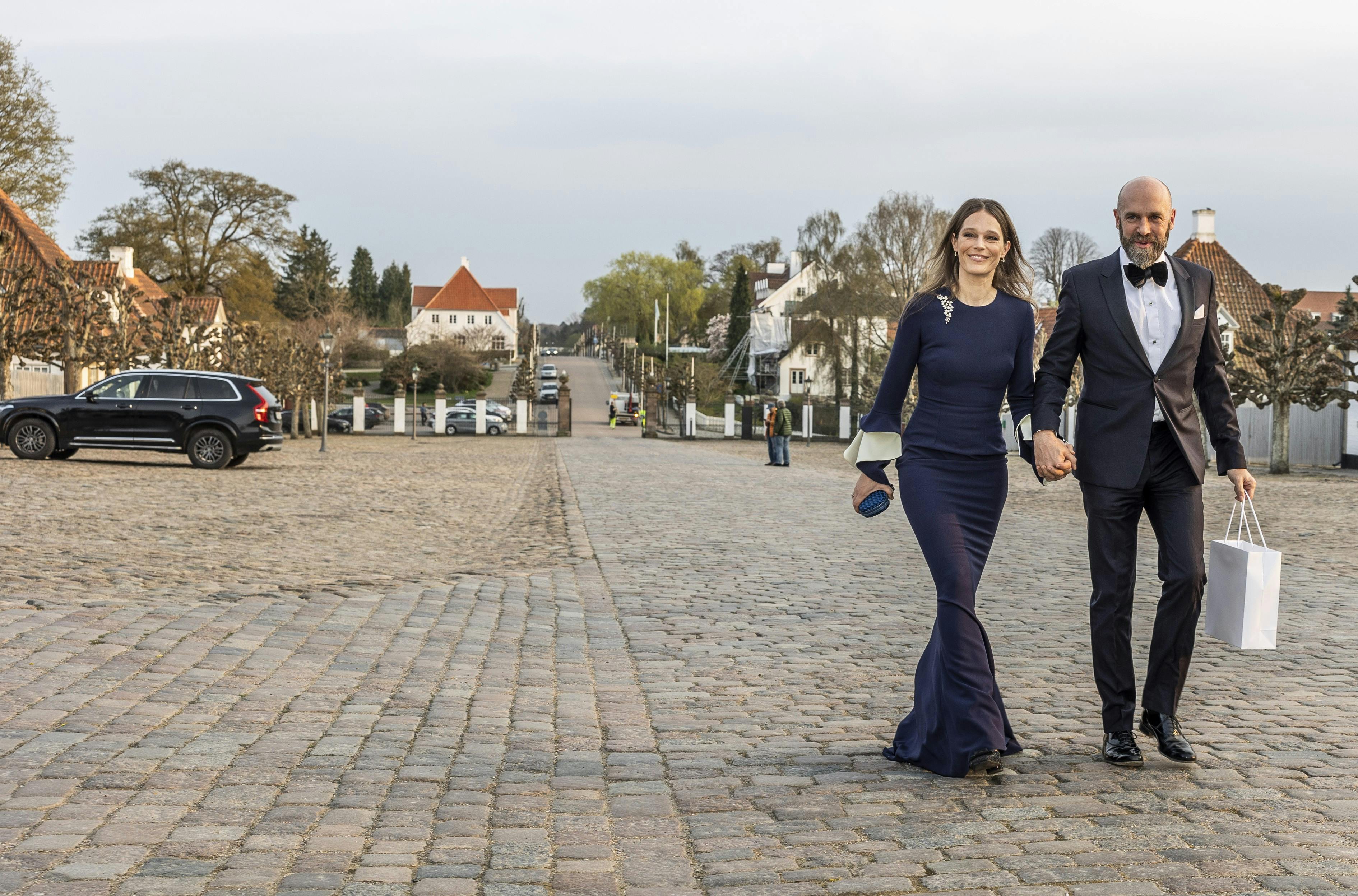 Christoffer Knuth og hustruen Stephanie på vej til dronning Margrethes fødselsdagsfest tidligere i år.