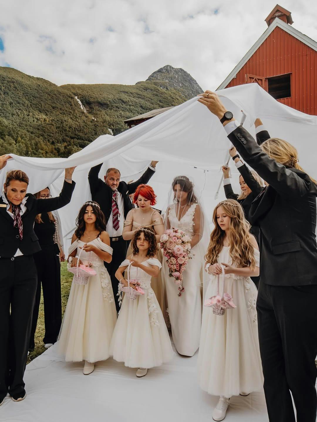 https://imgix.billedbladet.dk/2025-09-01/Happy-Paper-Anniversary%2C-my-beloved-husband-%40shamandurek-Wow%2C-it%27s-already-1-year-since-we-got-m-%282%29_0.jpg