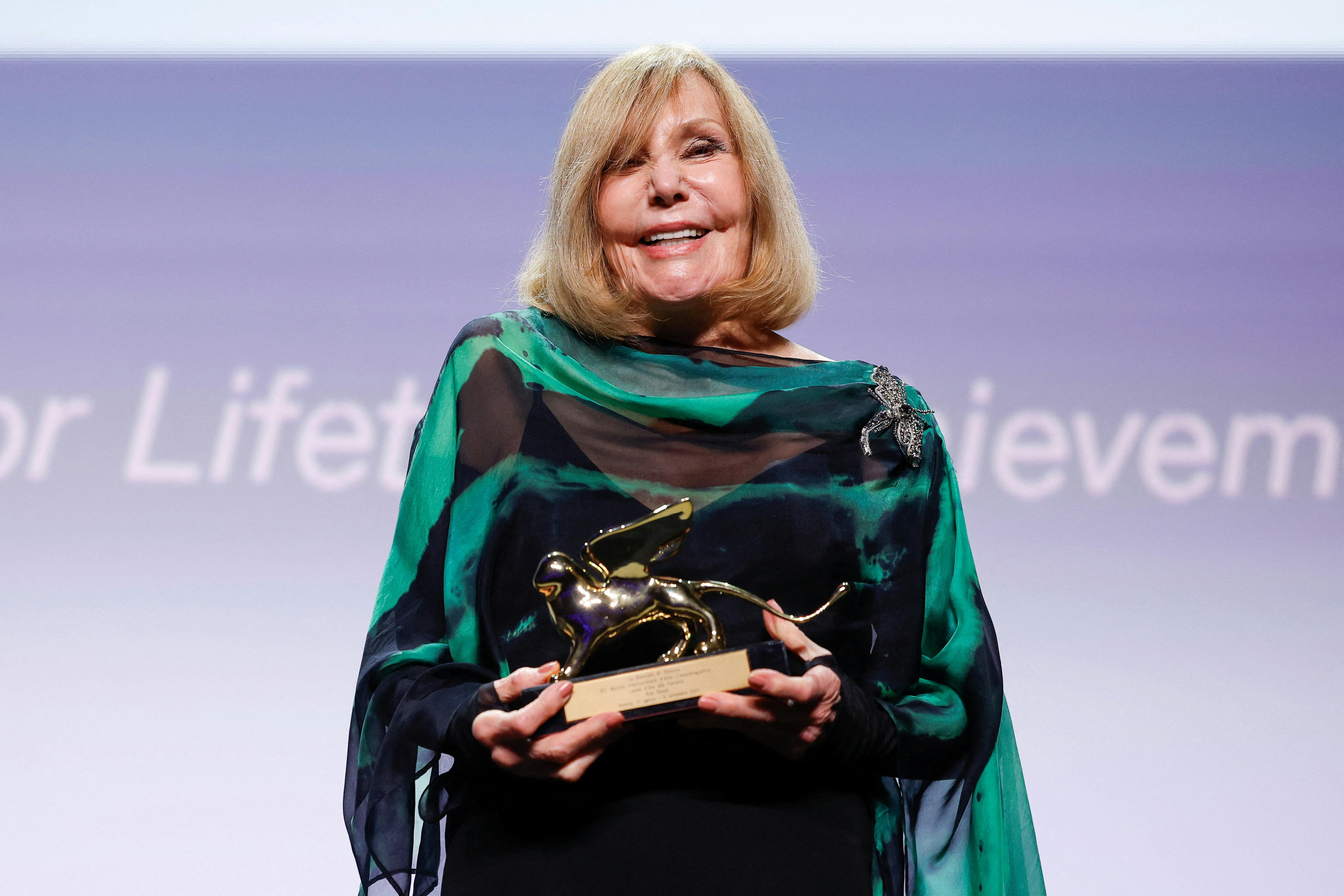 Actor Kim Novak accepts the Golden Lion for Lifetime Achievement, during a ceremony at the 82nd Venice Film Festival, in Venice, Italy, September 1, 2025. REUTERS/Remo Casilli TPX IMAGES OF THE DAY