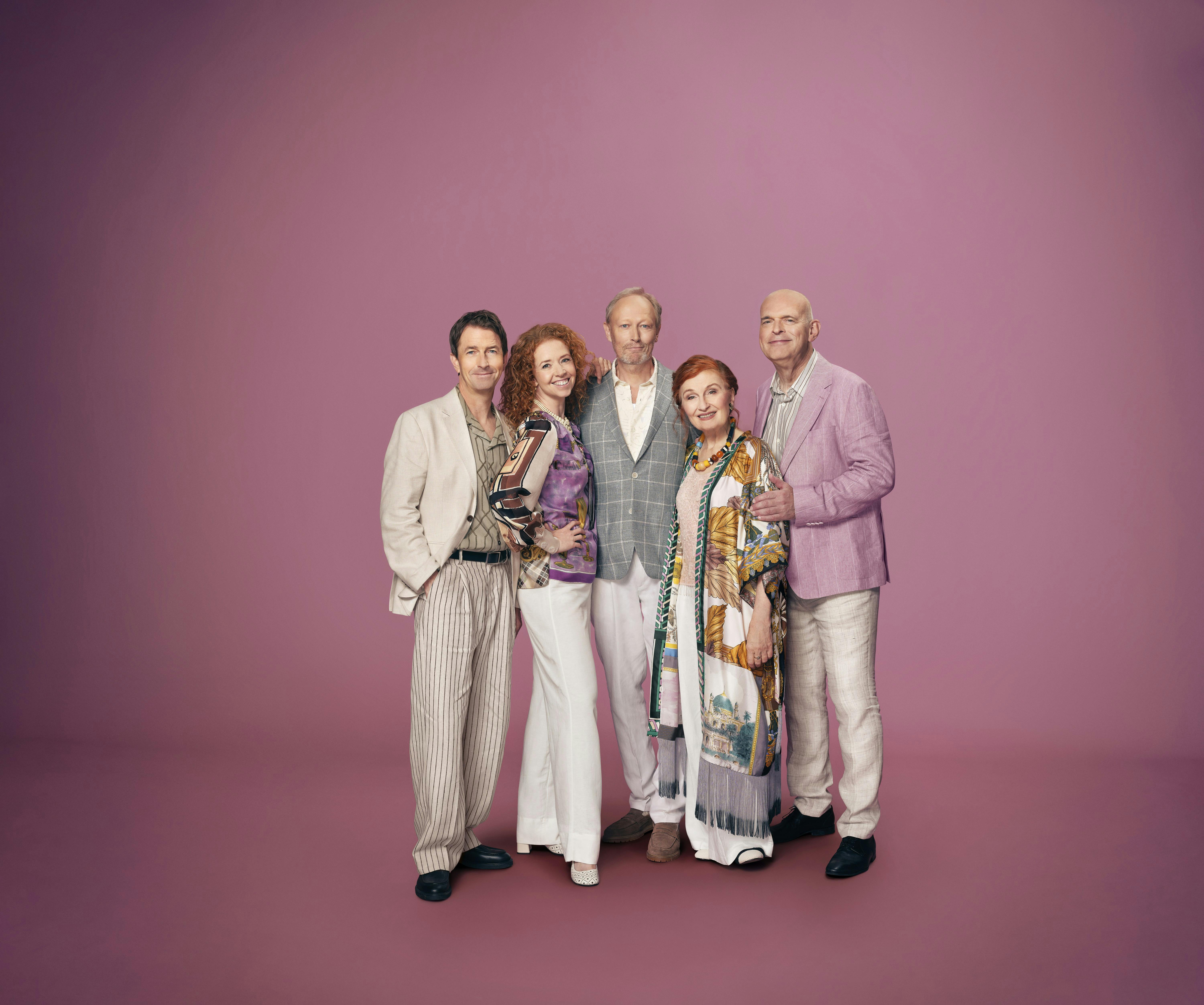 Holdet i Cirkusrevyen 2026 består af Mads Knarreborg, Johanne Louise Schmidt, Lars Mikkelsen, Bodil Jørgensen og Niels Olsen.