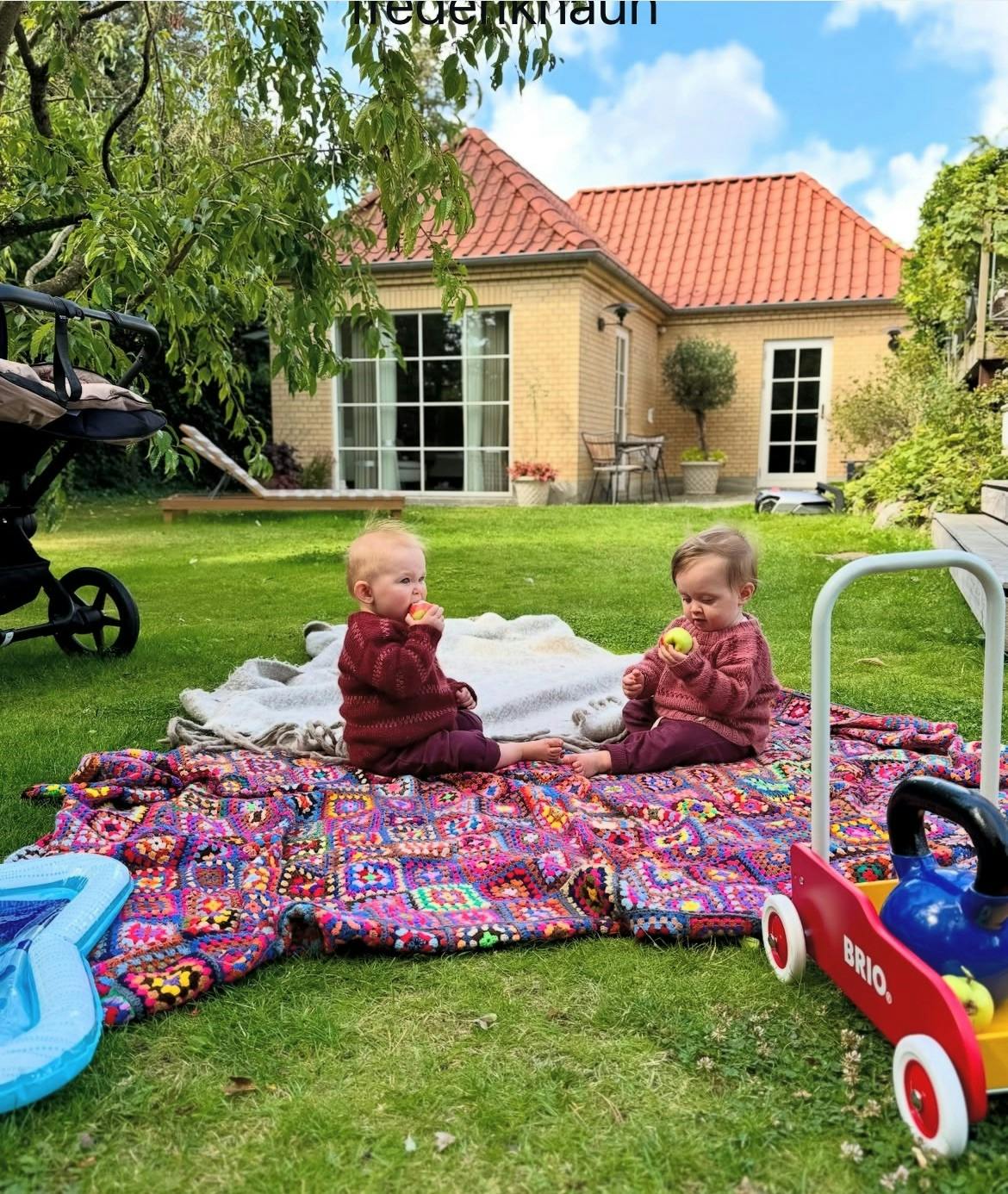 Nora (tv) og Emma nyder en rolig stund med dejlige æbler.