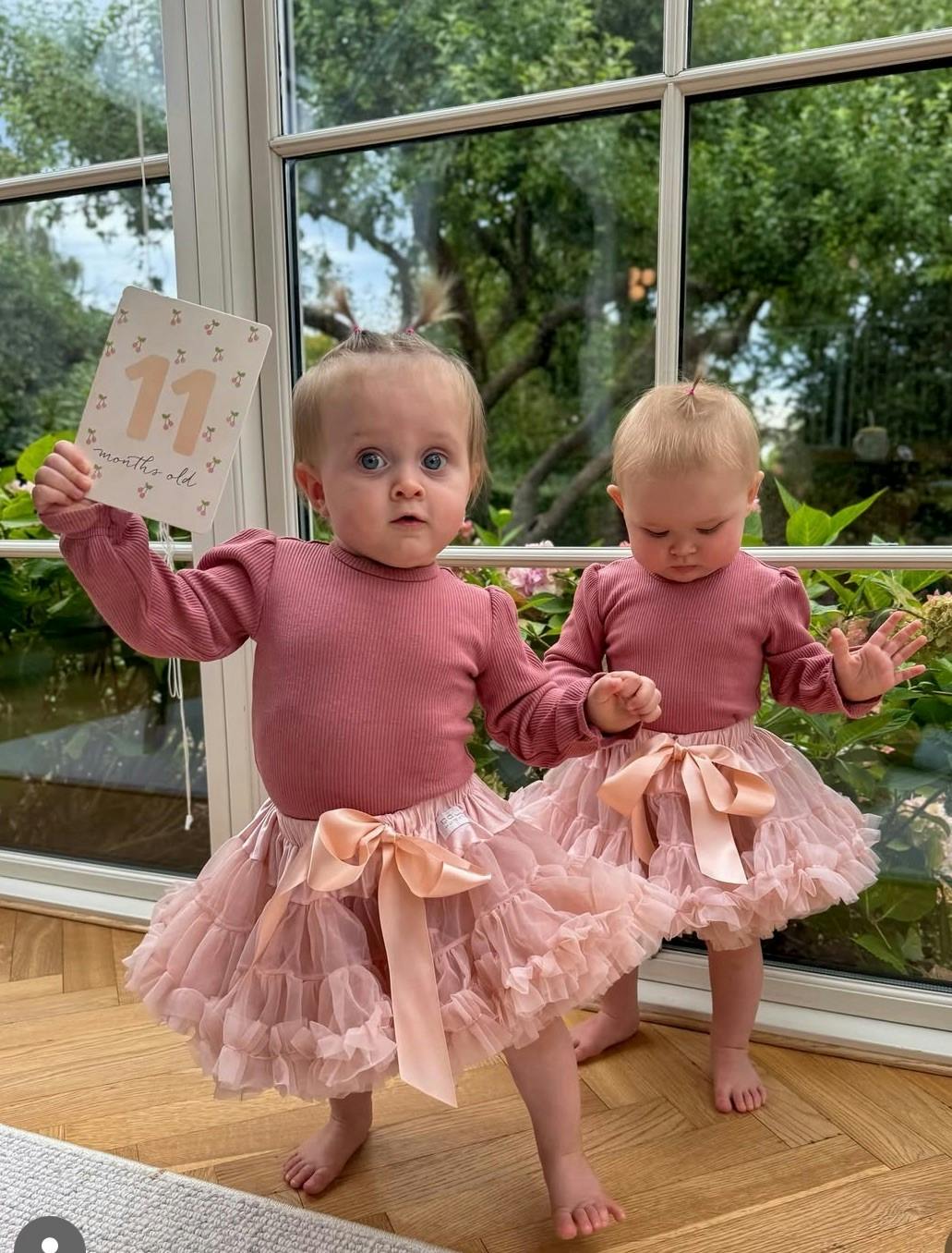 Emma (forrest) og Nora fejrer deres 11 måneders dag.