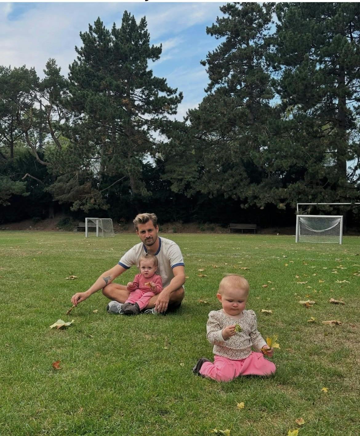 Frederik Haun med Emma og Nora i forgrunden.