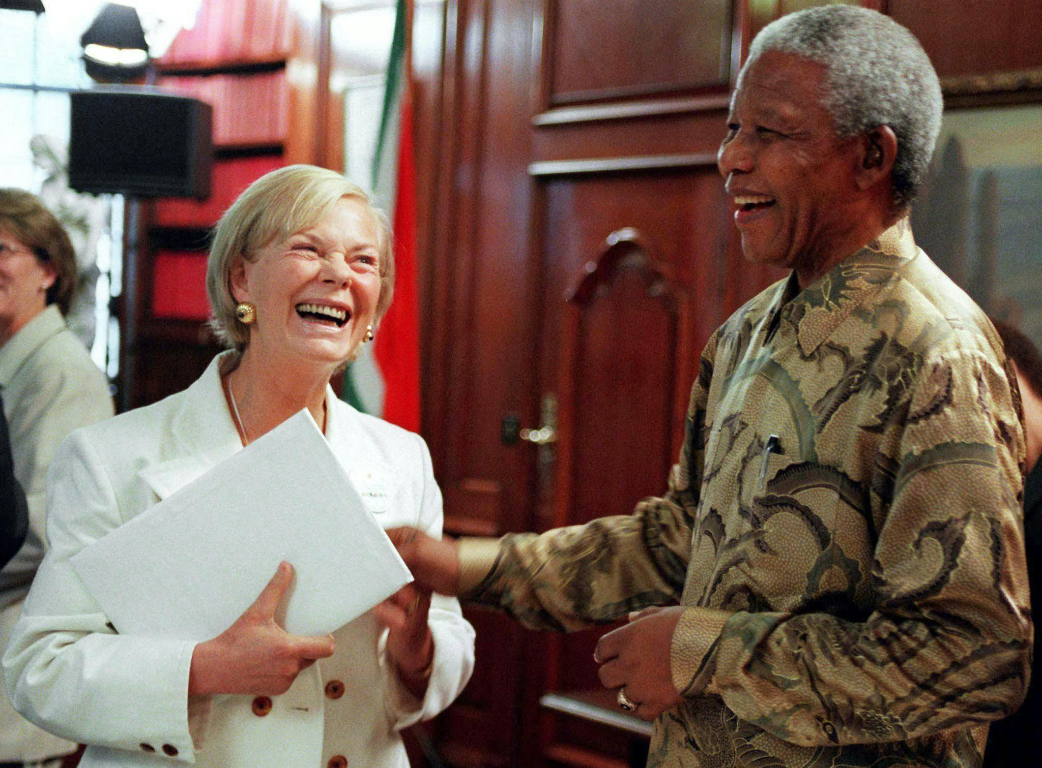 Hertuginden af Kent sammen med Nelson Mandela.
