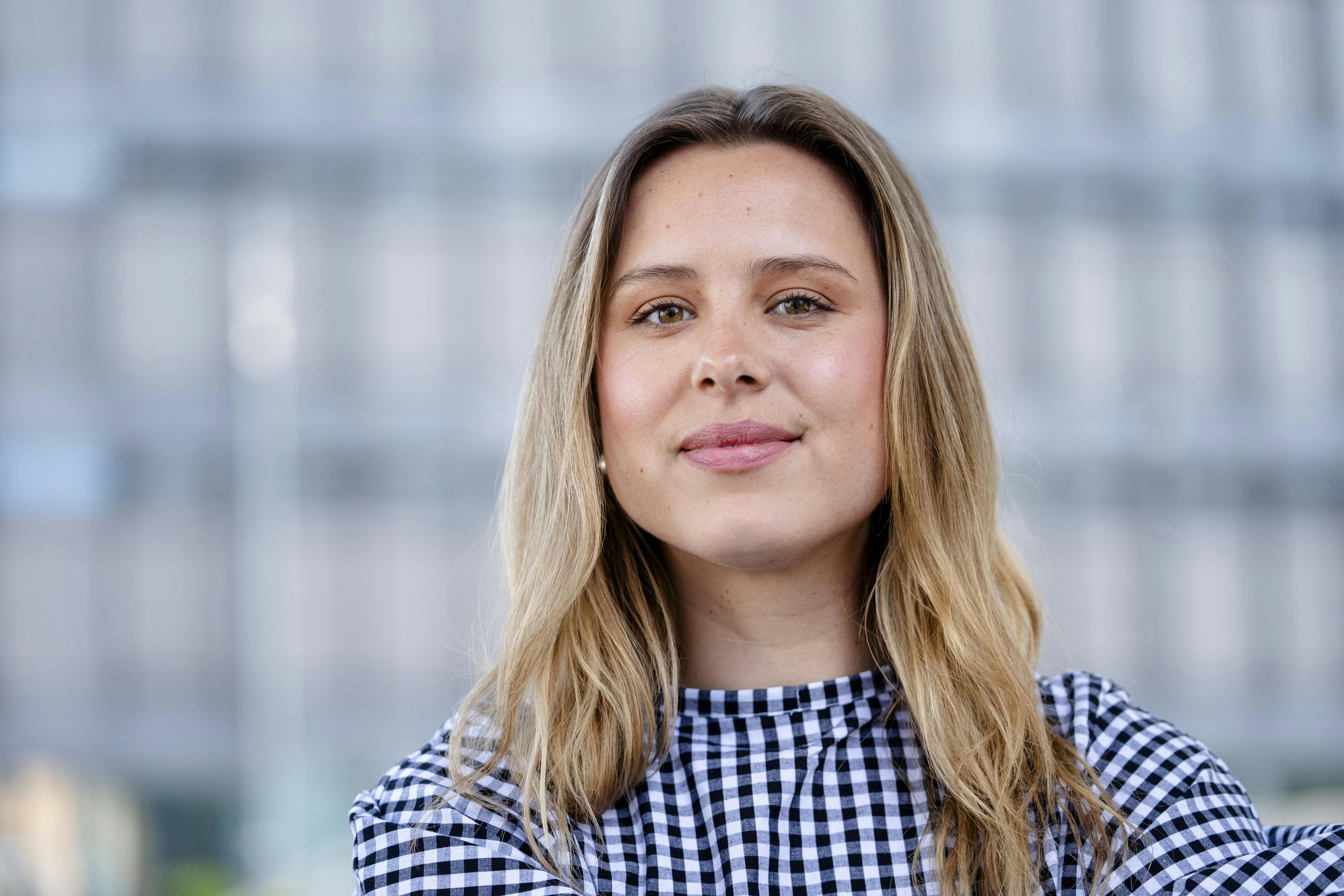 Opgavebeskrivelse: Optagelse af Sladderministeriet med de to nye kvinder i ”Bachelorette” Emma Sofie Nielsen og Mai Cermeno. Det er vigtigt, at der bliver taget rigeligt med billeder af dem – både sammen og hver for sig – da vi skal bruge mange forskellige udtryk til artikler. Der skal både skydes bred- og højformat med både smil og mere alvorlig mine. Der skal også tages billeder i studiet foran mikrofonerne.