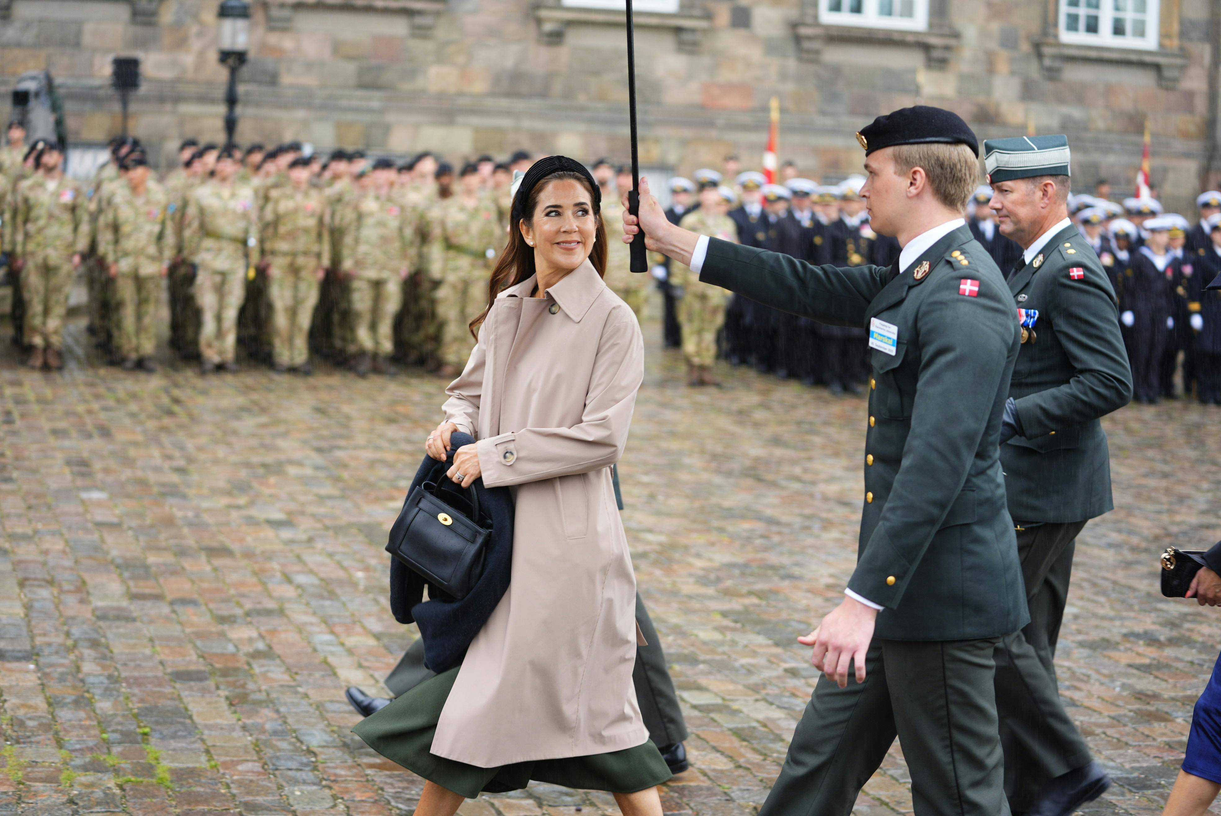 Dronning Mary fik hjælp mod regnvejret. 