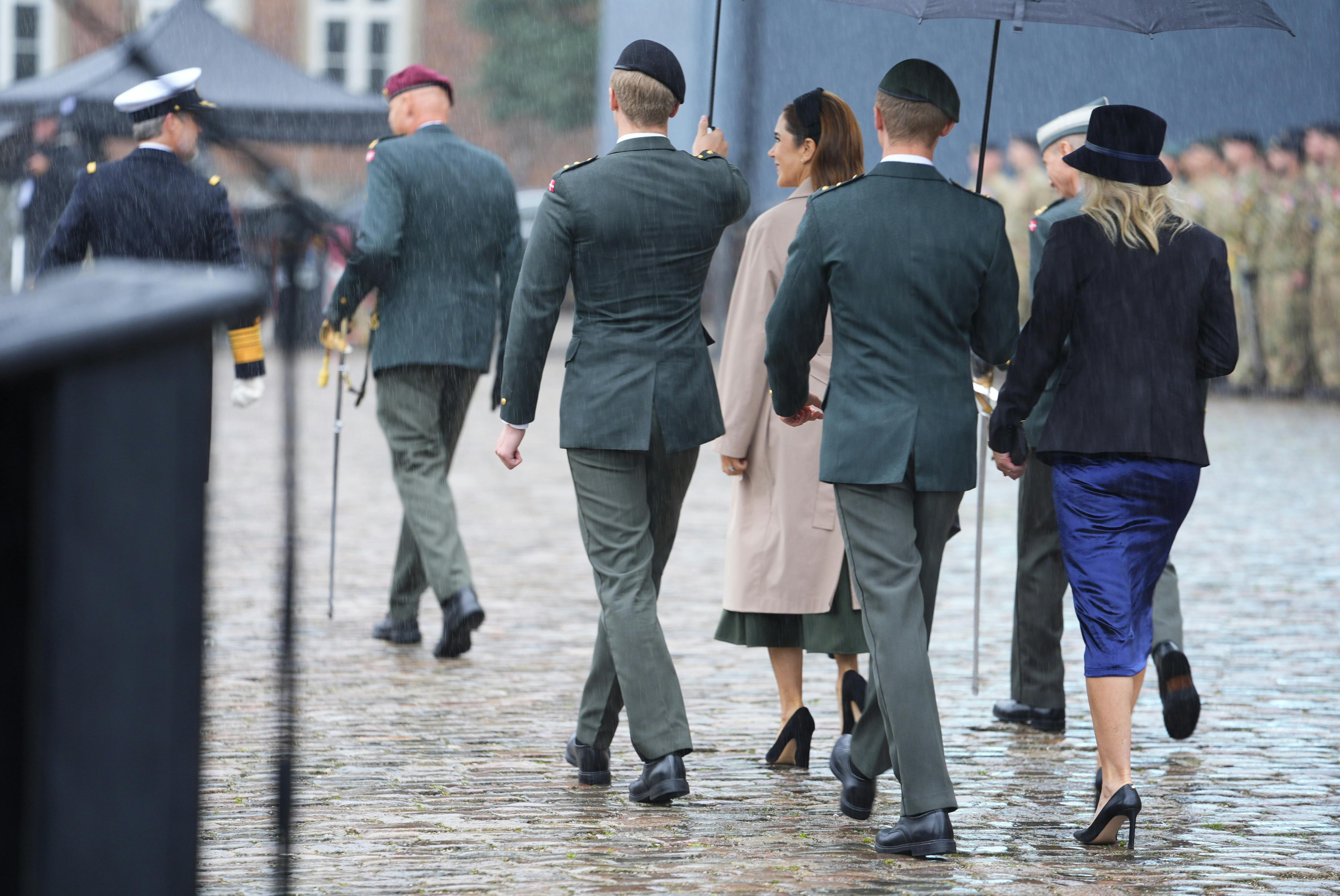 Dronning Mary får paraply-assistance.