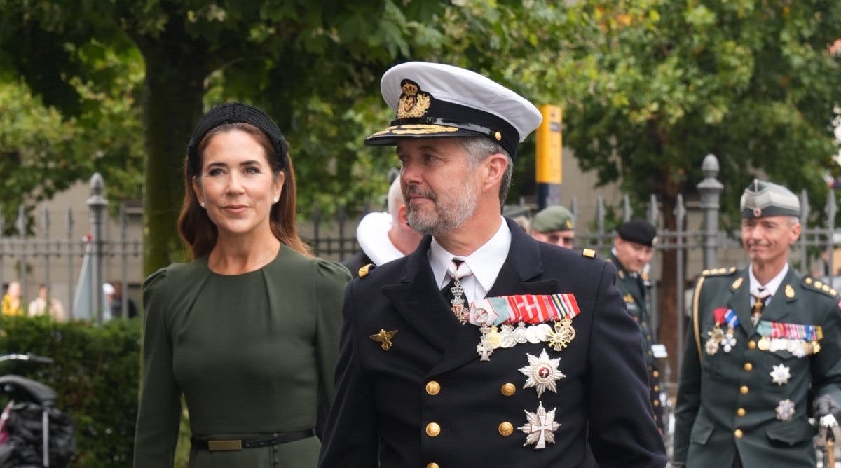 Dronning Mary og kong Frederik. I baggrunden til højre ses Jens Ole Rossen-Jørgensen.