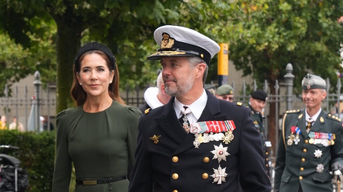 Dronning Mary og kong Frederik. I baggrunden til højre ses Jens Ole Rossen-Jørgensen.