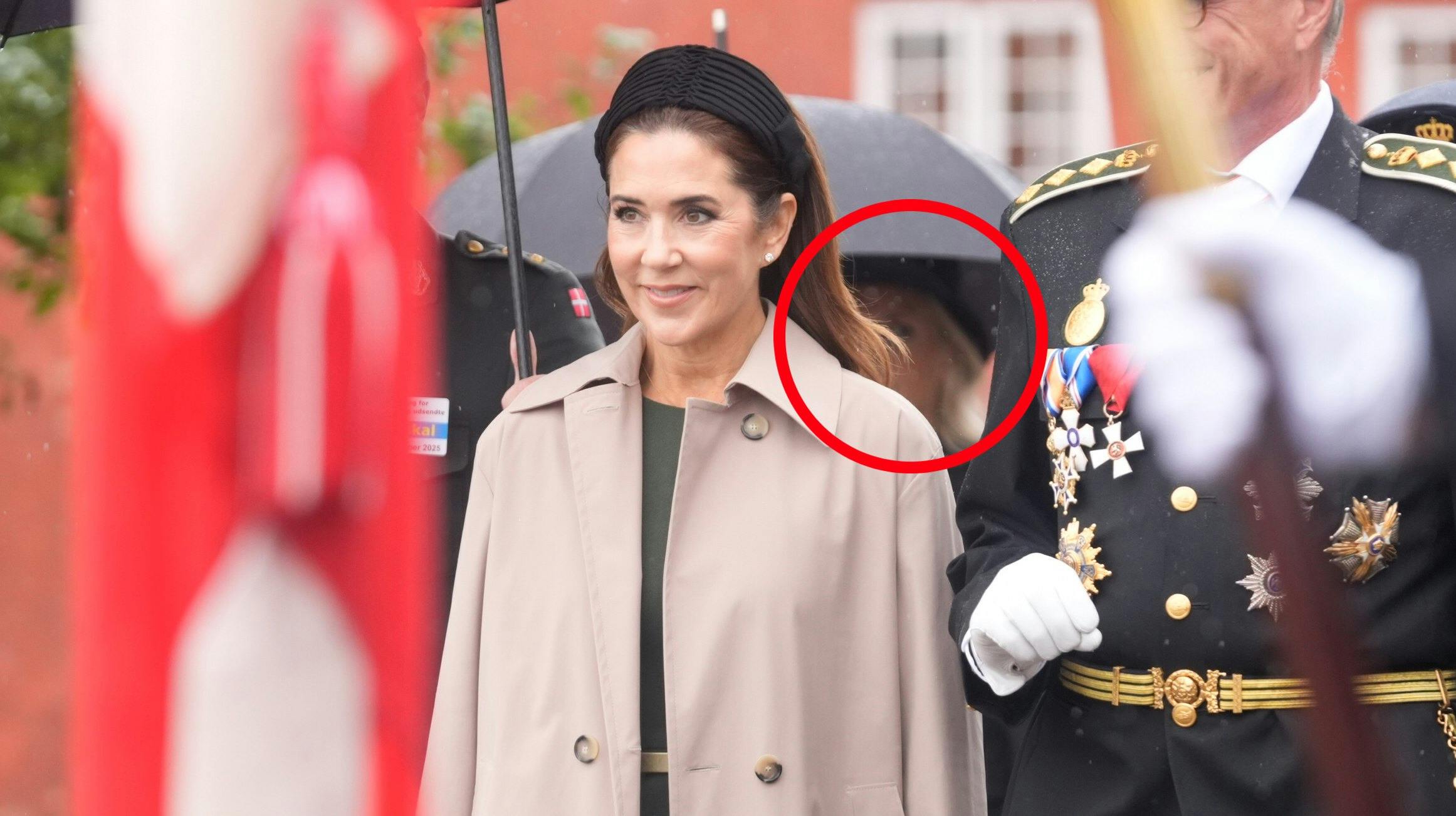 Dronning Mary. I baggrunden Henriette Ellermann-Kingombe. 