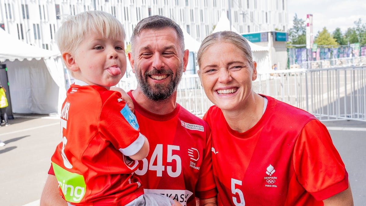 Sarah Iversen med manden Mark og sønnen Elliot.