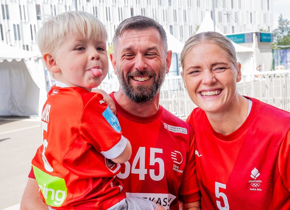 Sarah Iversen med manden Mark og sønnen Elliot.