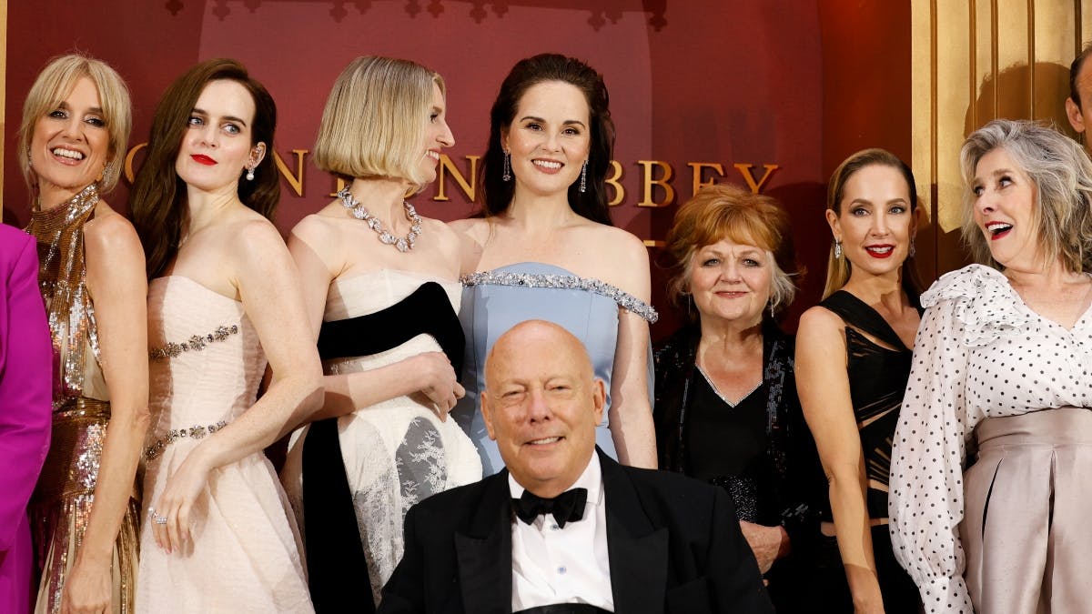 Julian Fellowes blandt de kvindelige skuespillere til premieren på "Downton Abbey: Den store finale".