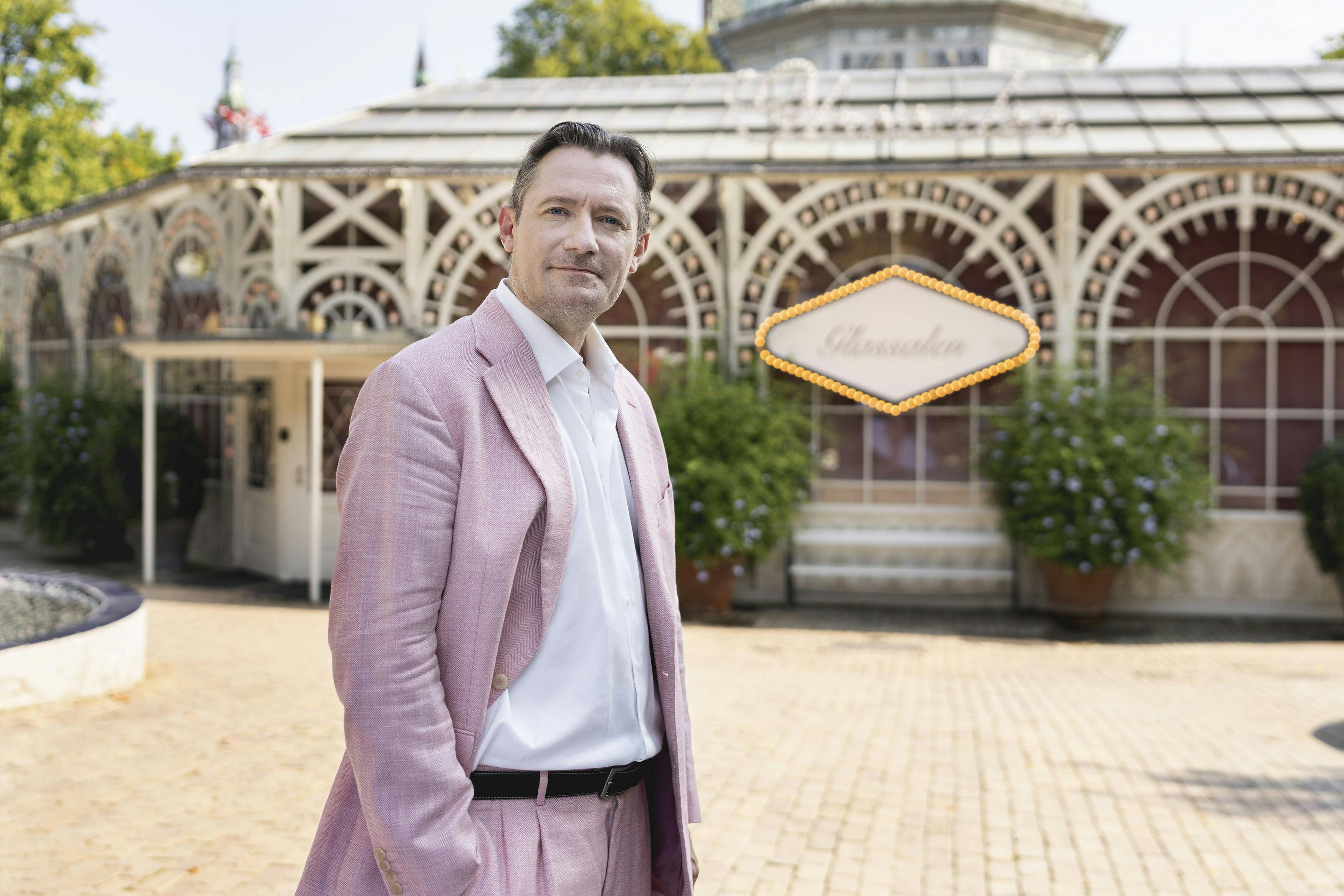 Jens Jackob Tychsen sætter et show op i Glassalen i Tivoli.