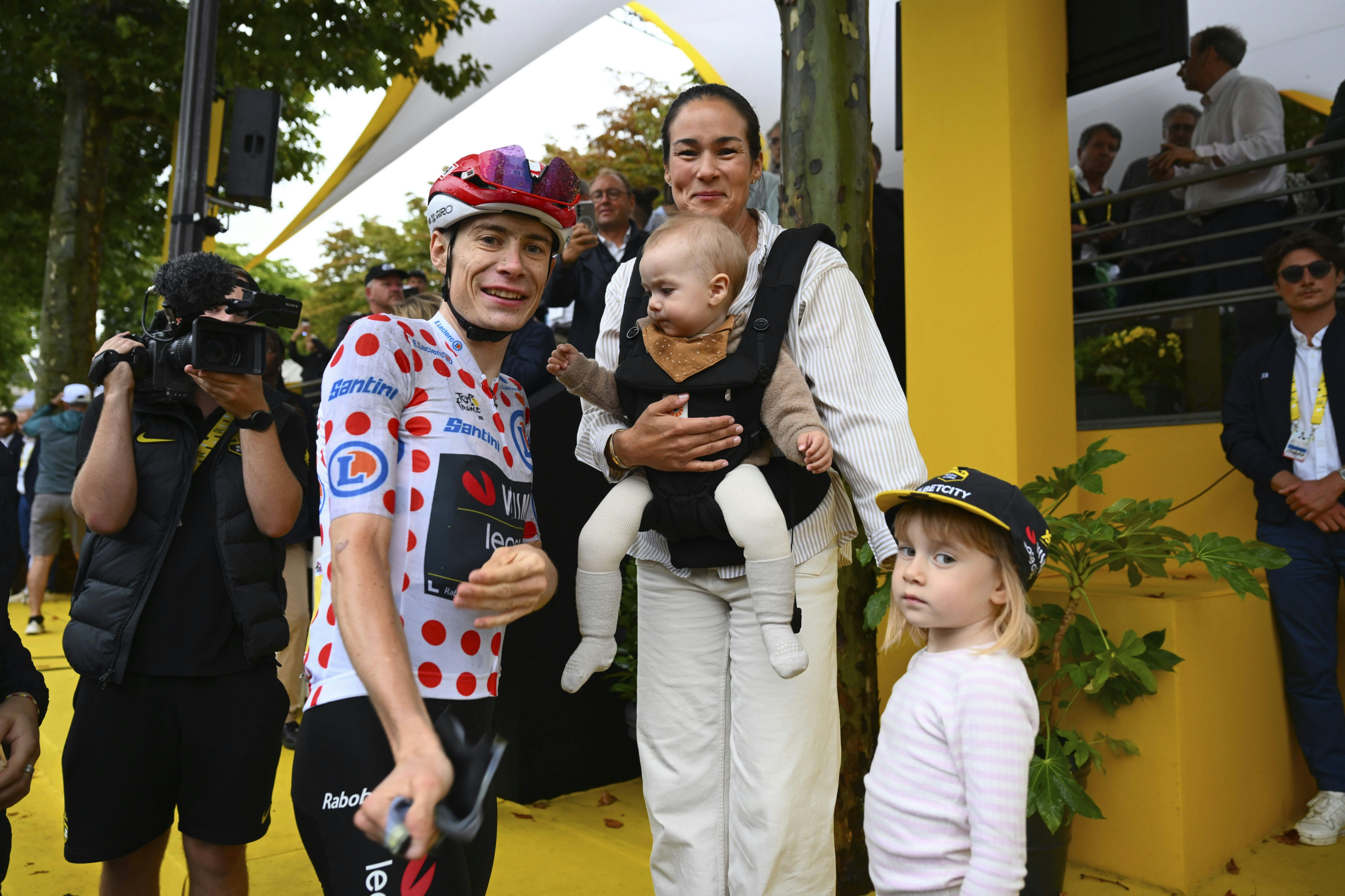 Jonas Vingegaard med hustruen Trine og børnene Hugo og Frida efter årets Tour de France. 