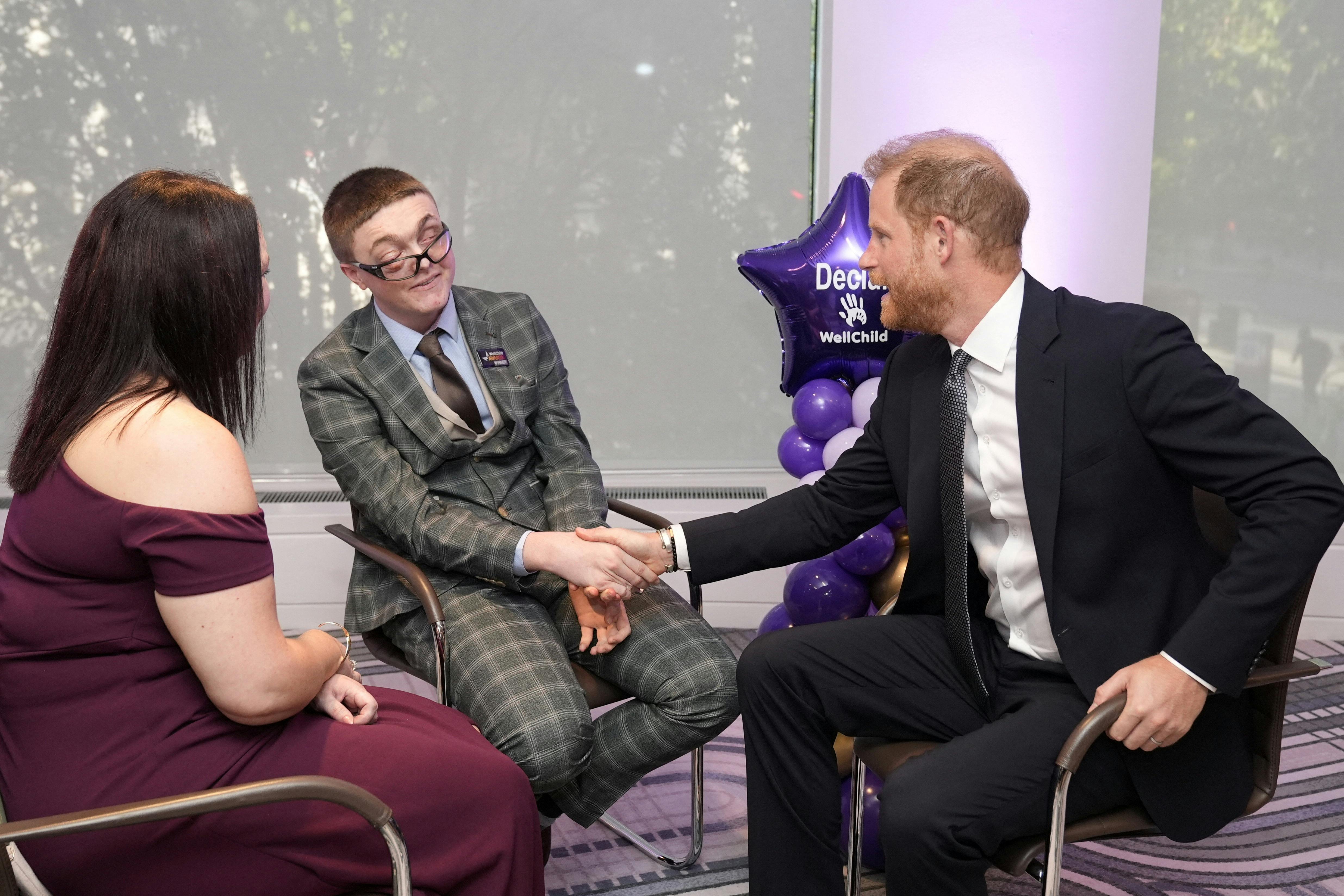 Prins Harry med Declan Bitmead.