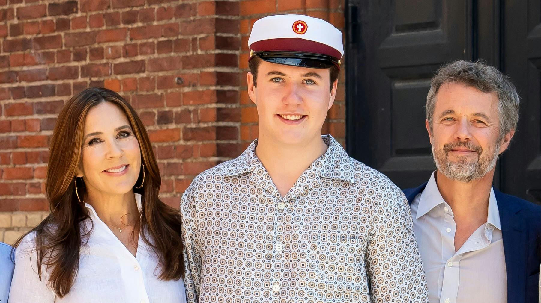 Kronprins Christian blev student i 2024. Her ses han sammen med dronning Mary og kong Frederik. 