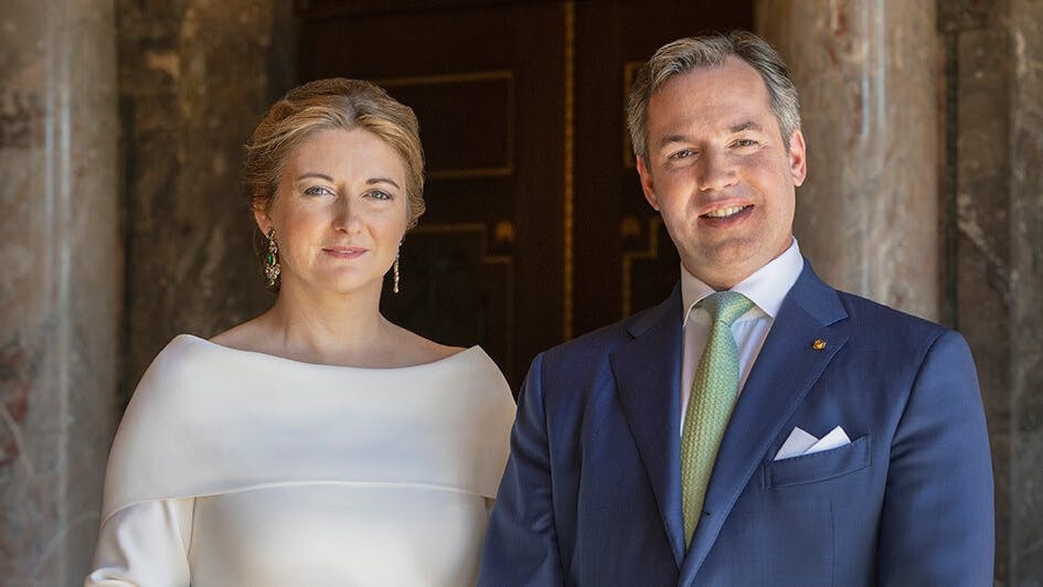Stéphanie og Guillaume bliver Luxembourgs nye storhertugpar den 3. oktober 2025. 
