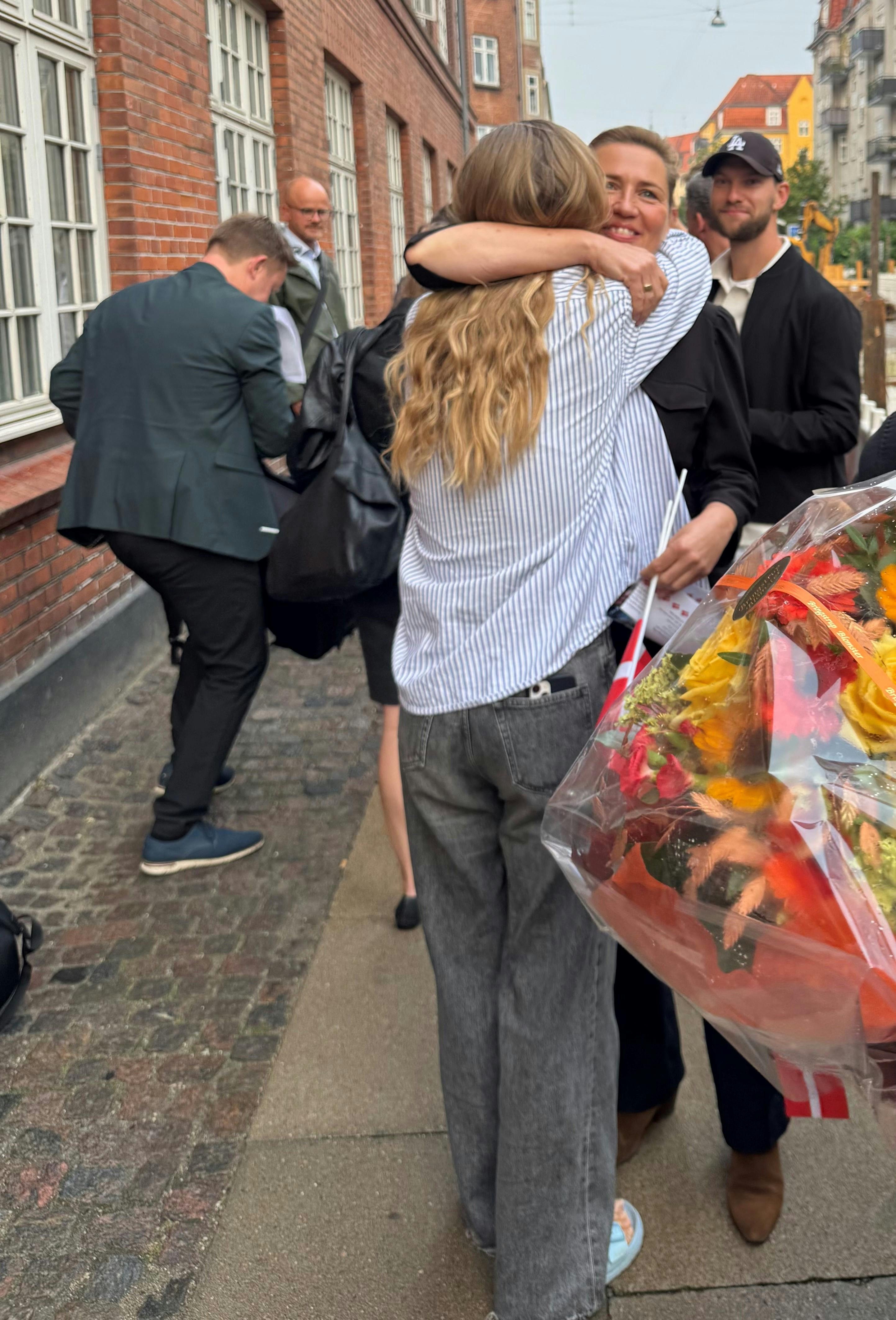 Beskæftigelsesminister Ane Halsboe-Jørgensen fik store kram af statsminister Mette Frederiksen.