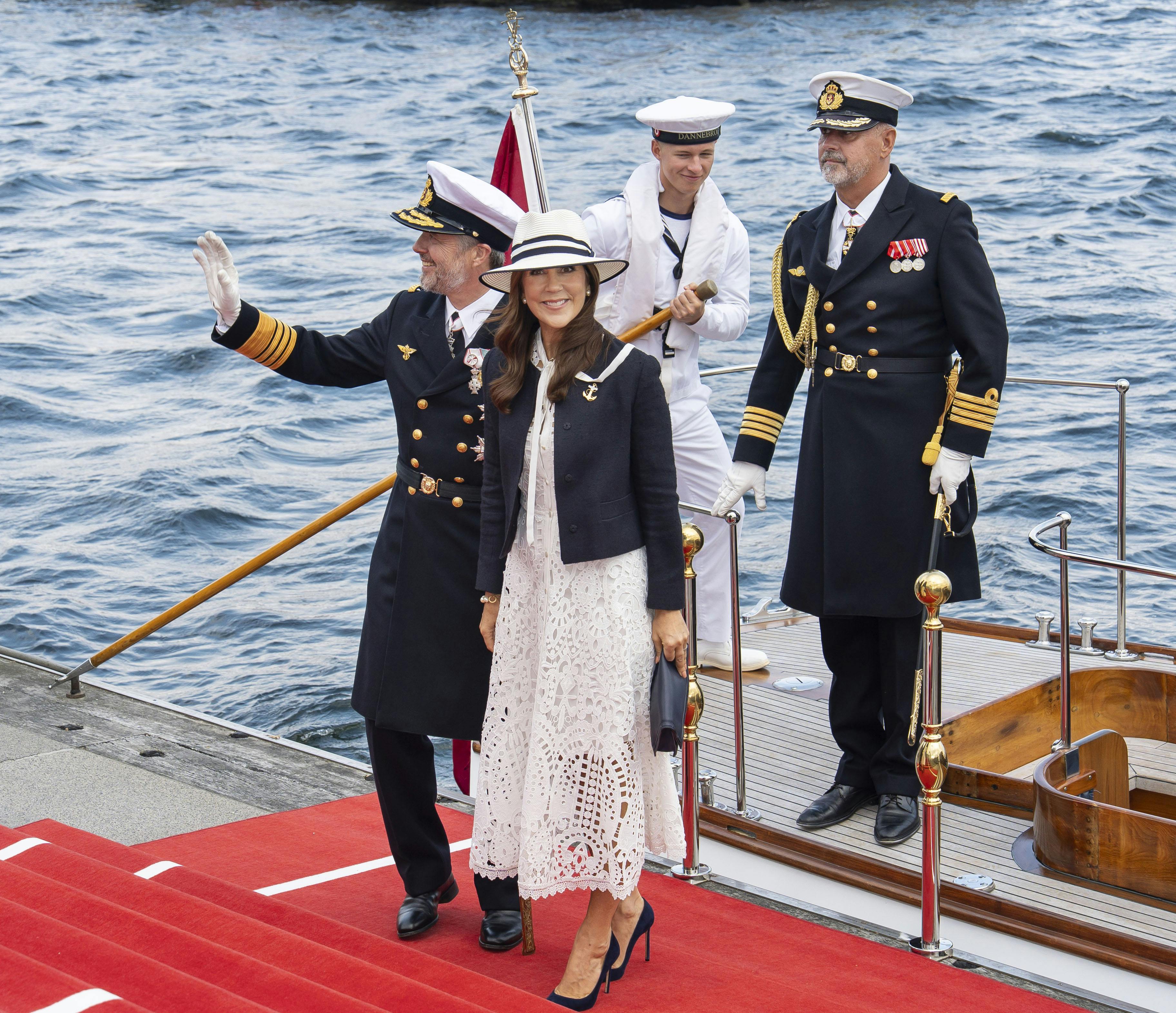 OPGAVE: Kongeparret går officielt i land fra Kongeskibet DannebrogSTED: Nordre Toldbod, KøbenhavnDATO: 20250910JOURNALIST: Ulrik UlriksenFOTOGRAF: Hanne Juul