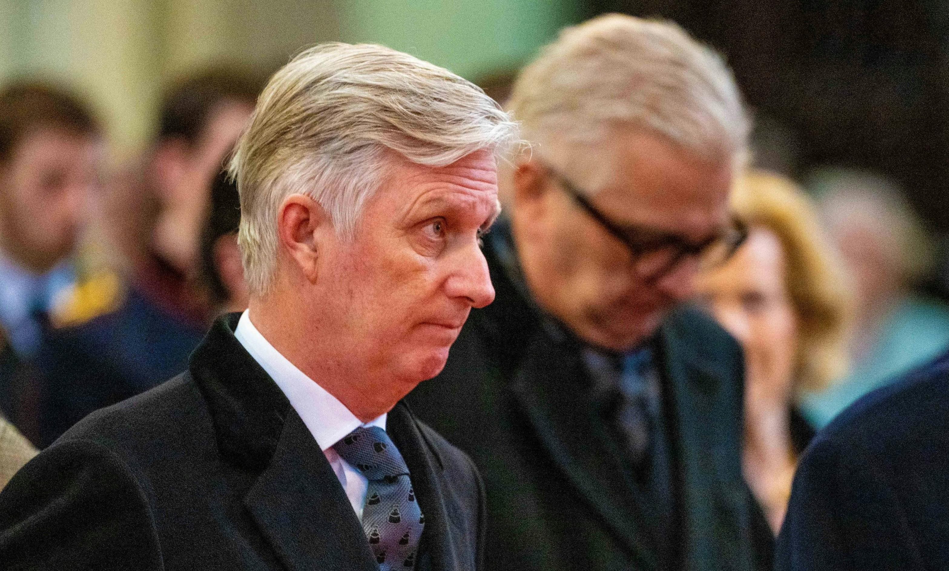 Kong Philippe og prins Laurent i baggrunden.&nbsp;