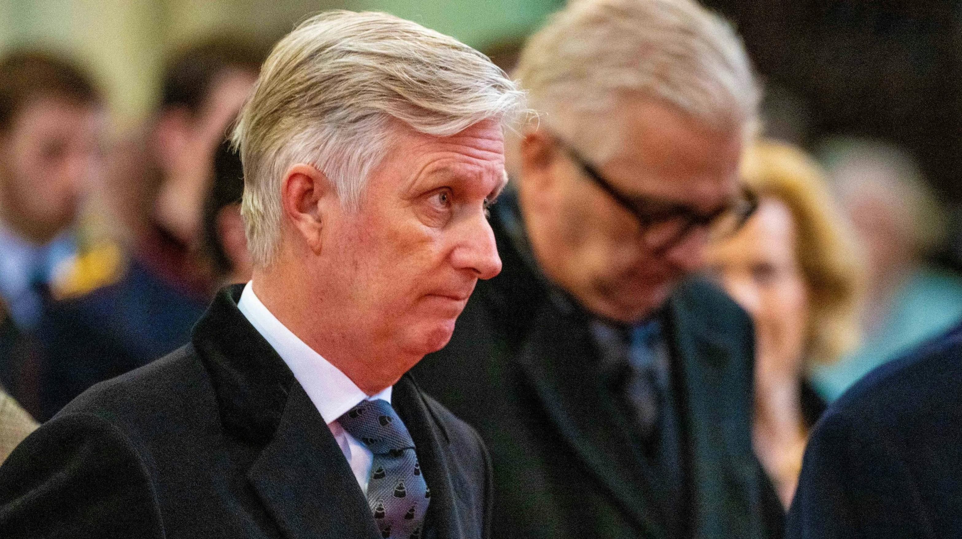 Kong Philippe og prins Laurent i baggrunden. 