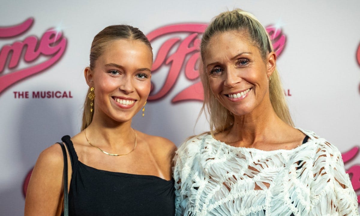 https://imgix.billedbladet.dk/2025-09-12/20250911-Fame-Musical-Premiere-Falkoner-Rod-lober-078_1SL1018_TOP.jpg