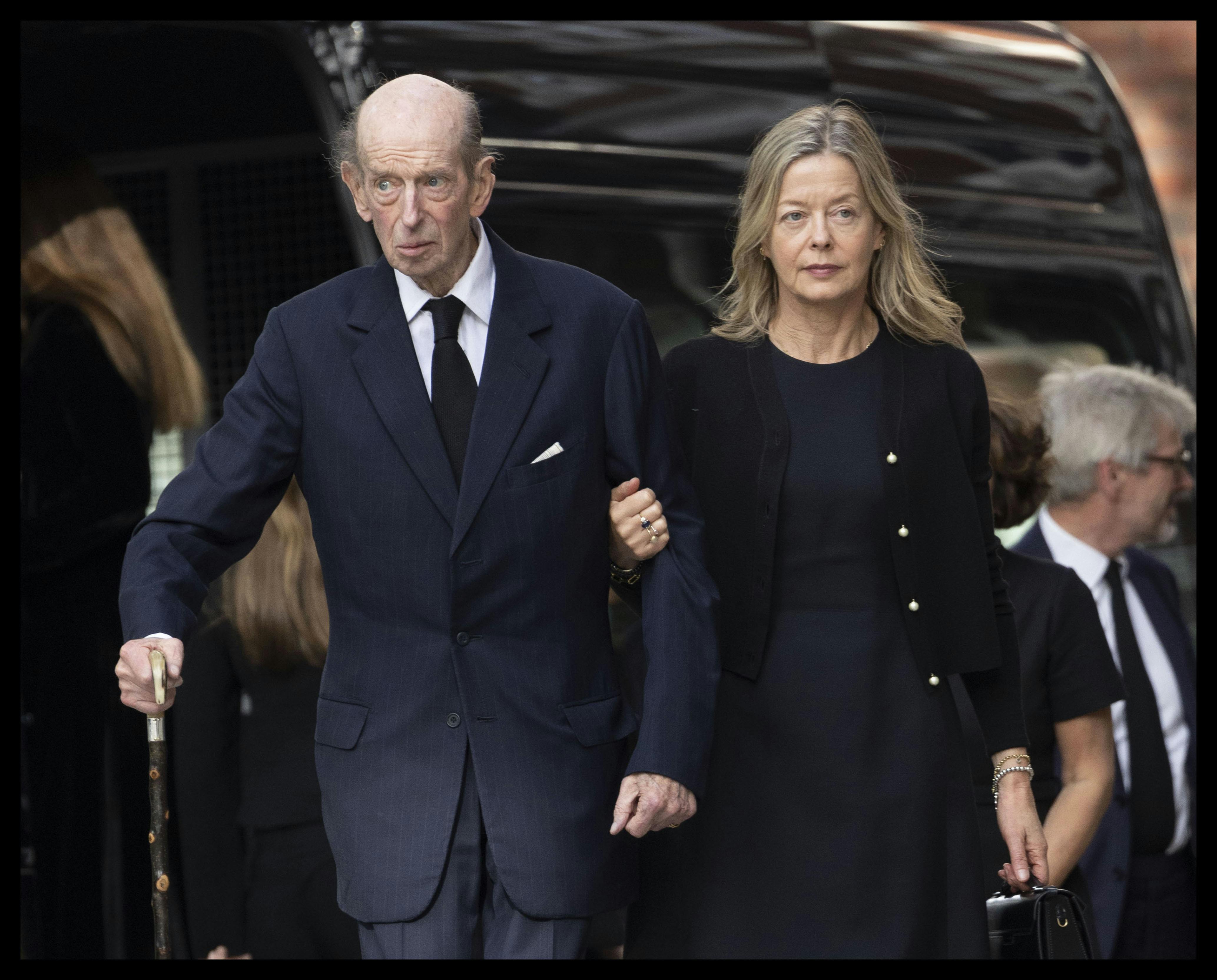 Hertug Edward af Kent støttede sig til sin datter ved ankomsten til ceremonien.