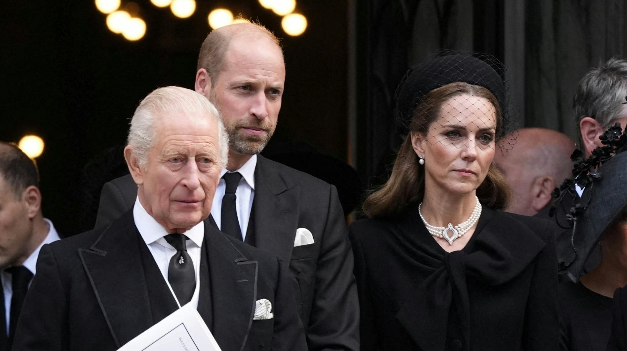 Kong Charles, prins William og prinsesse Catherine.