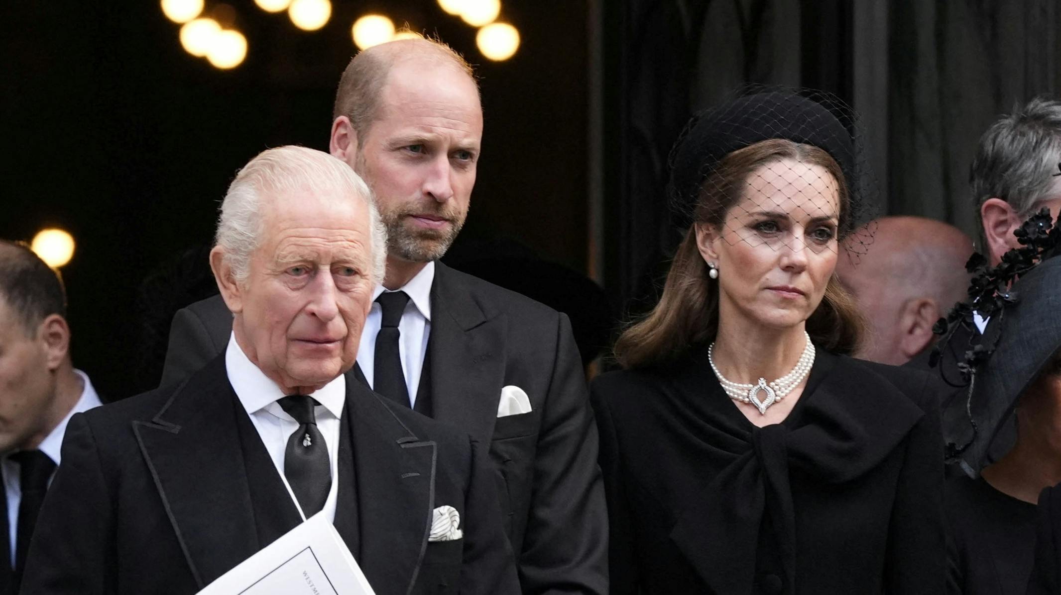 Kong Charles, prins William og prinsesse Catherine.