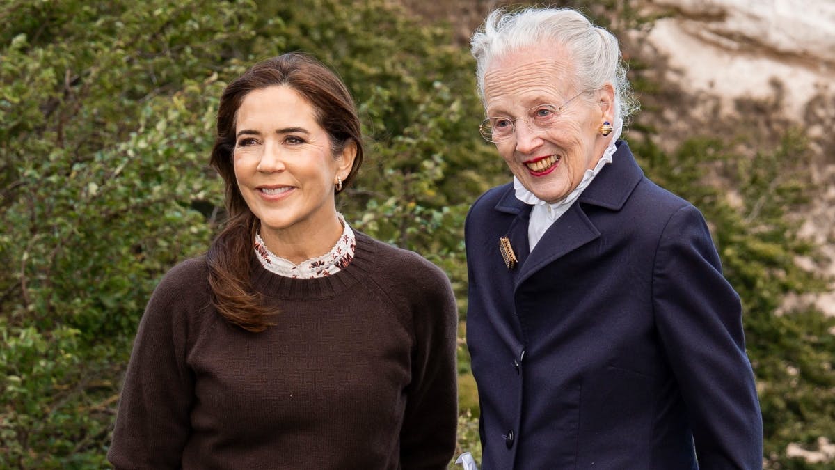 Dronning Mary og dronning Margrethe under besøget ved Møns Klint mandag.
