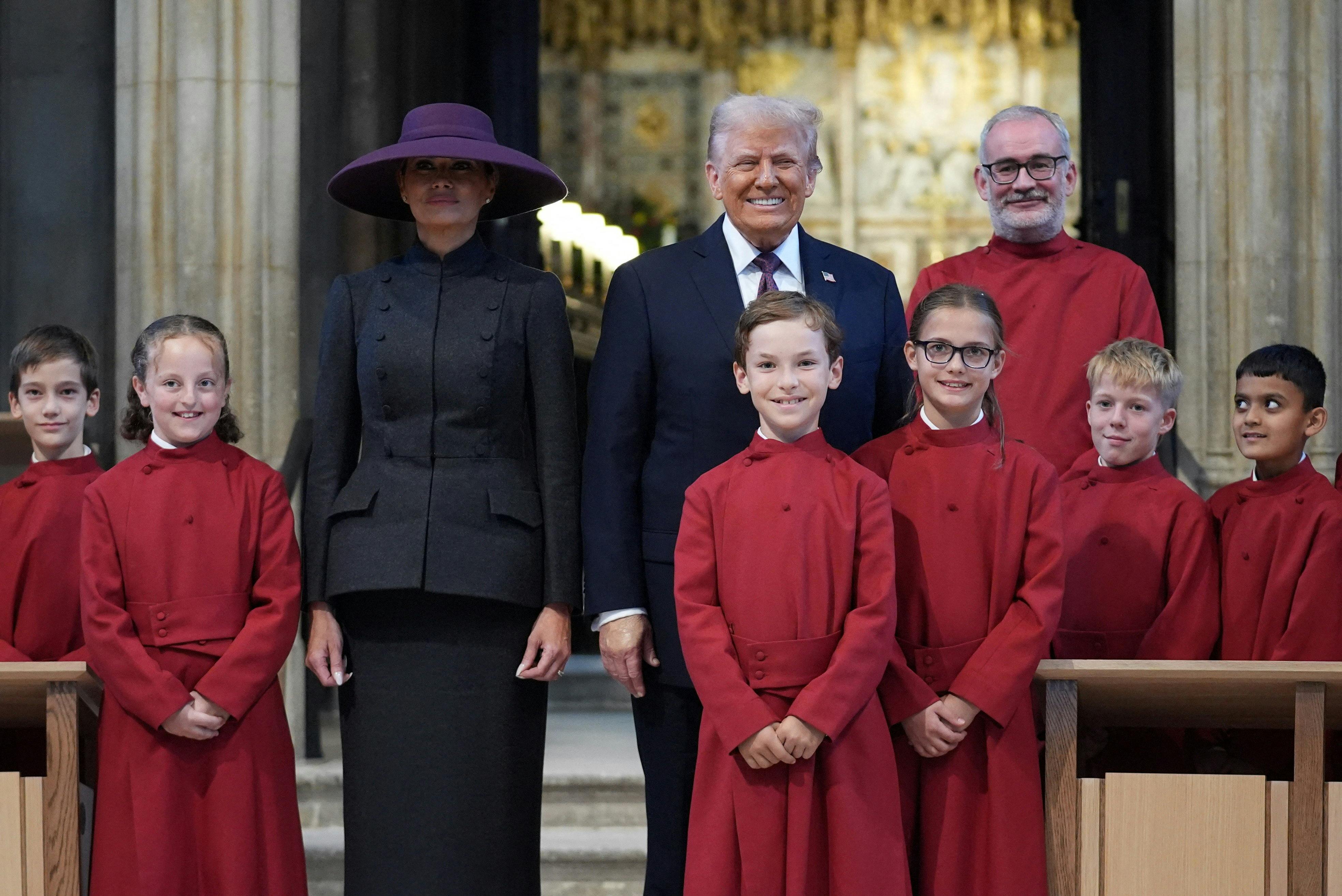 Præsident Donald Trump og præsidentfruen Melania Trump med børnekor St. George's Chapel.