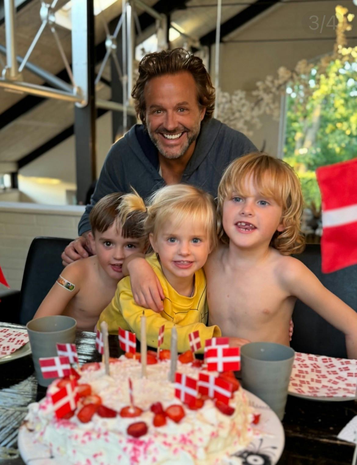 Dennis Knudsens datter fejres på sin treårs fødselsdag af farmand og sine to brødre Noah og Lucas. 
