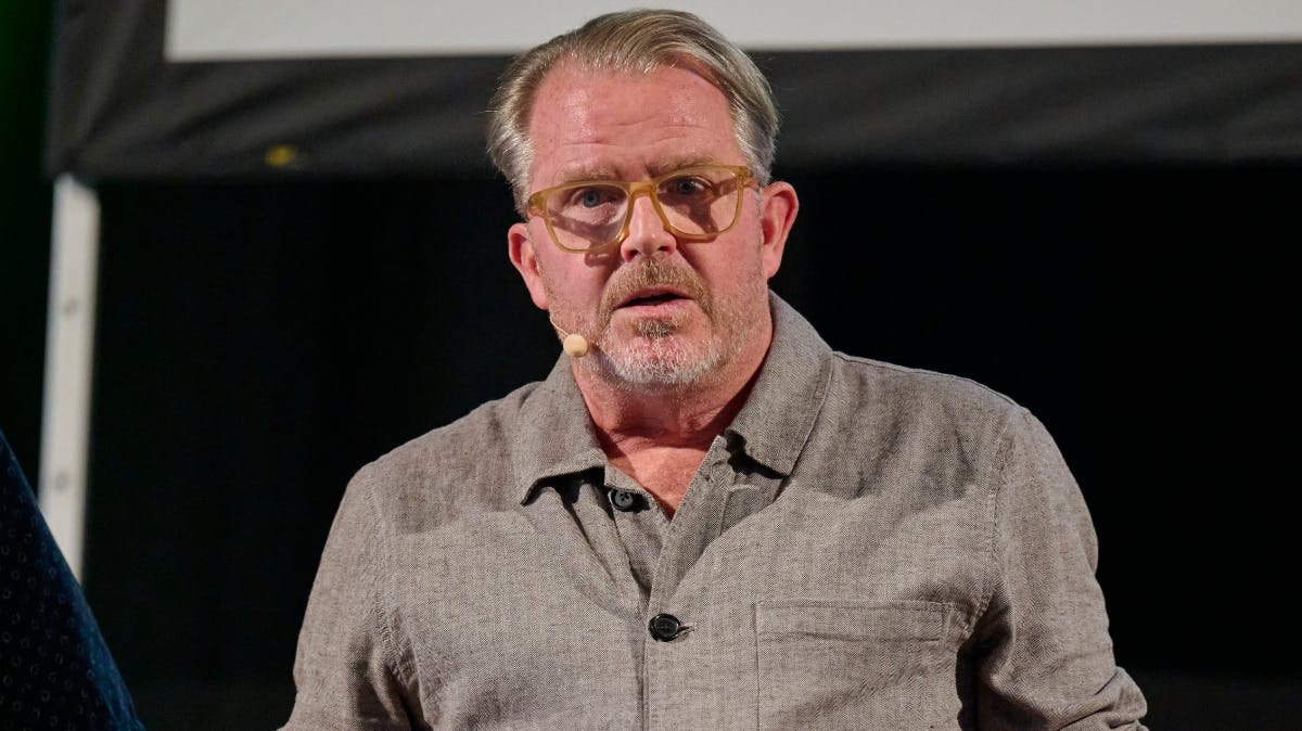 Rolf Sørensen på scenen i Hammel Idrætscenter