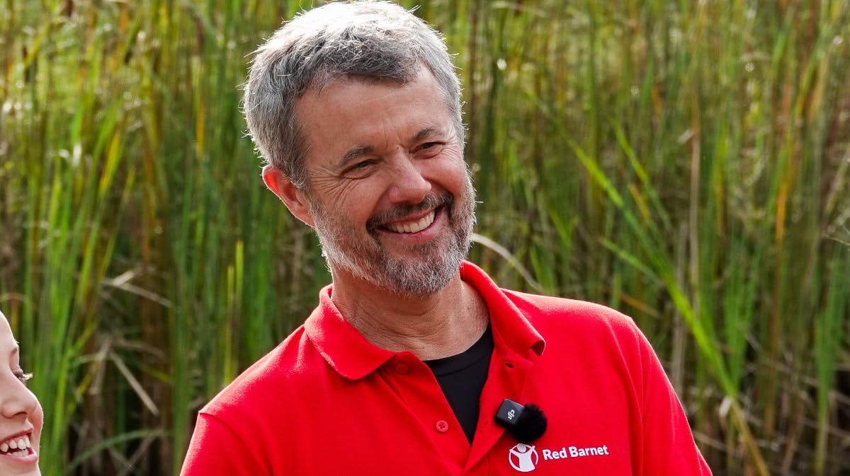 Kong Frederik hygger sig på hemmeligt besøg.