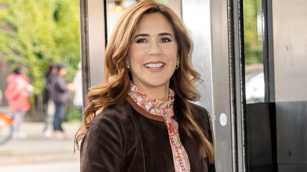 Dronning Mary hyggede sig til fest hos gode venner.