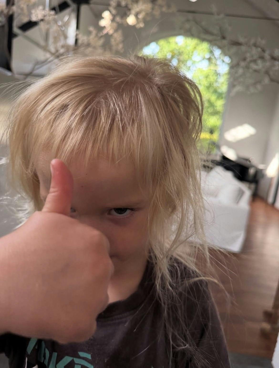 Aura med ny, hjemmelavet frisure.