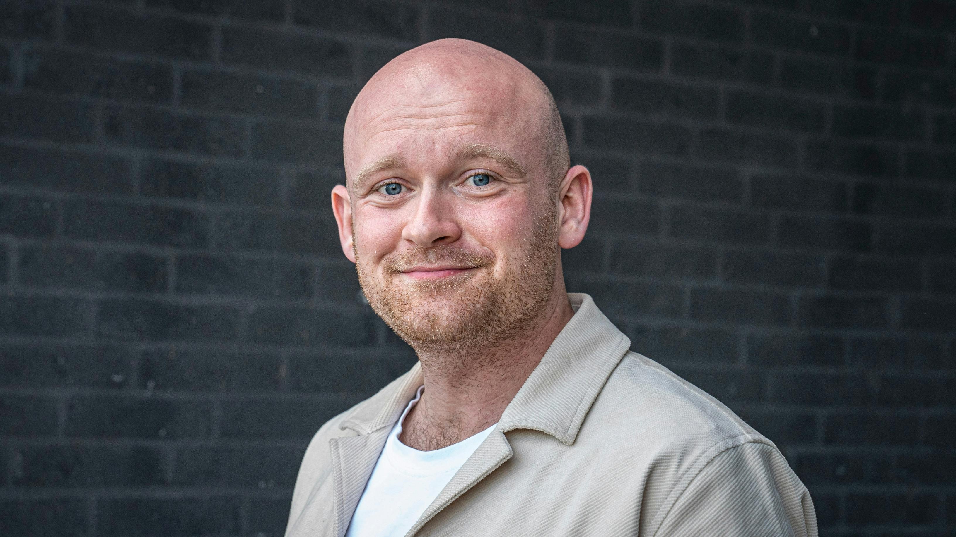 Mark le Fêvre leger assistent for Lasse Rimmer i tv-programmet "Stormester."