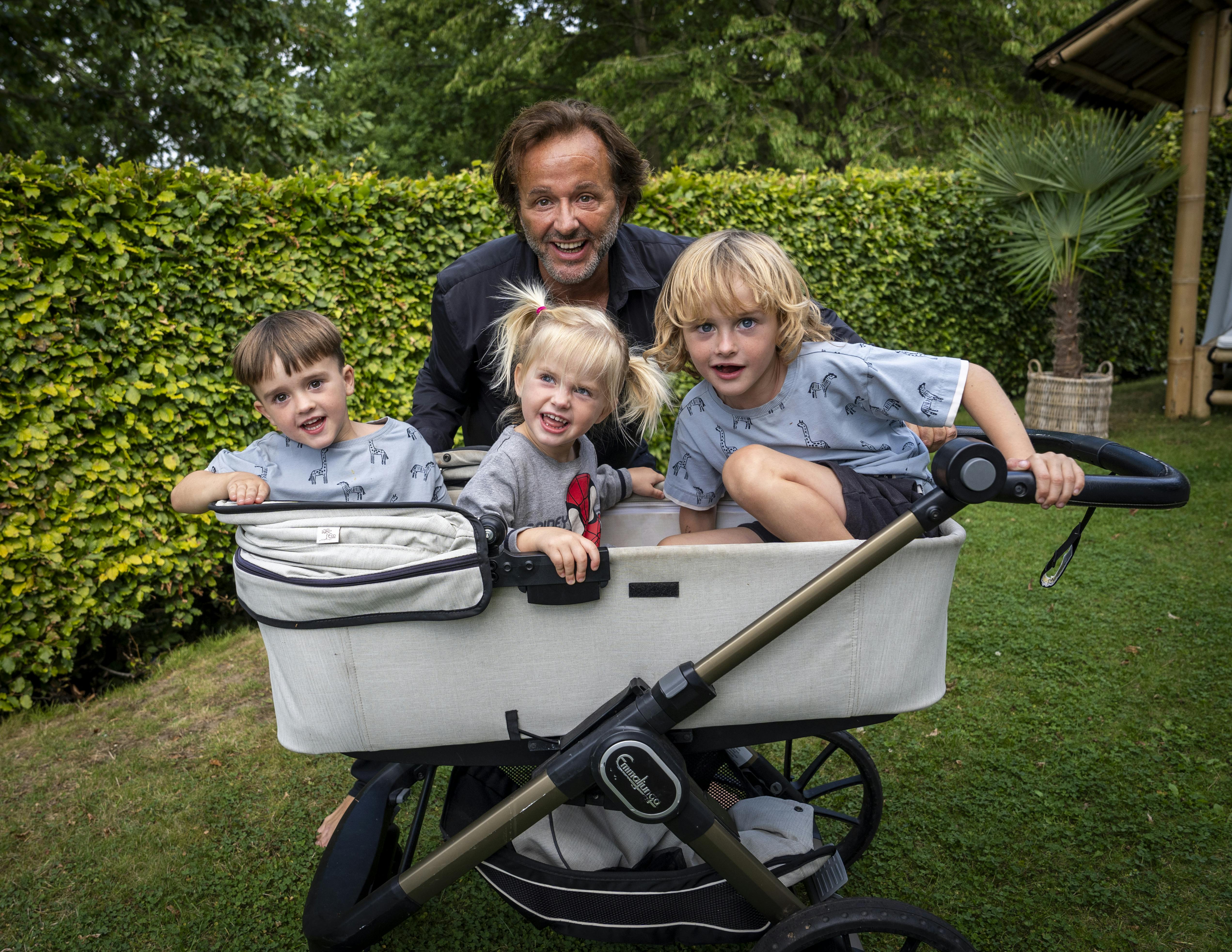 Dennis Knudsen med sine tre børn, Noah, Aura og Lucas.