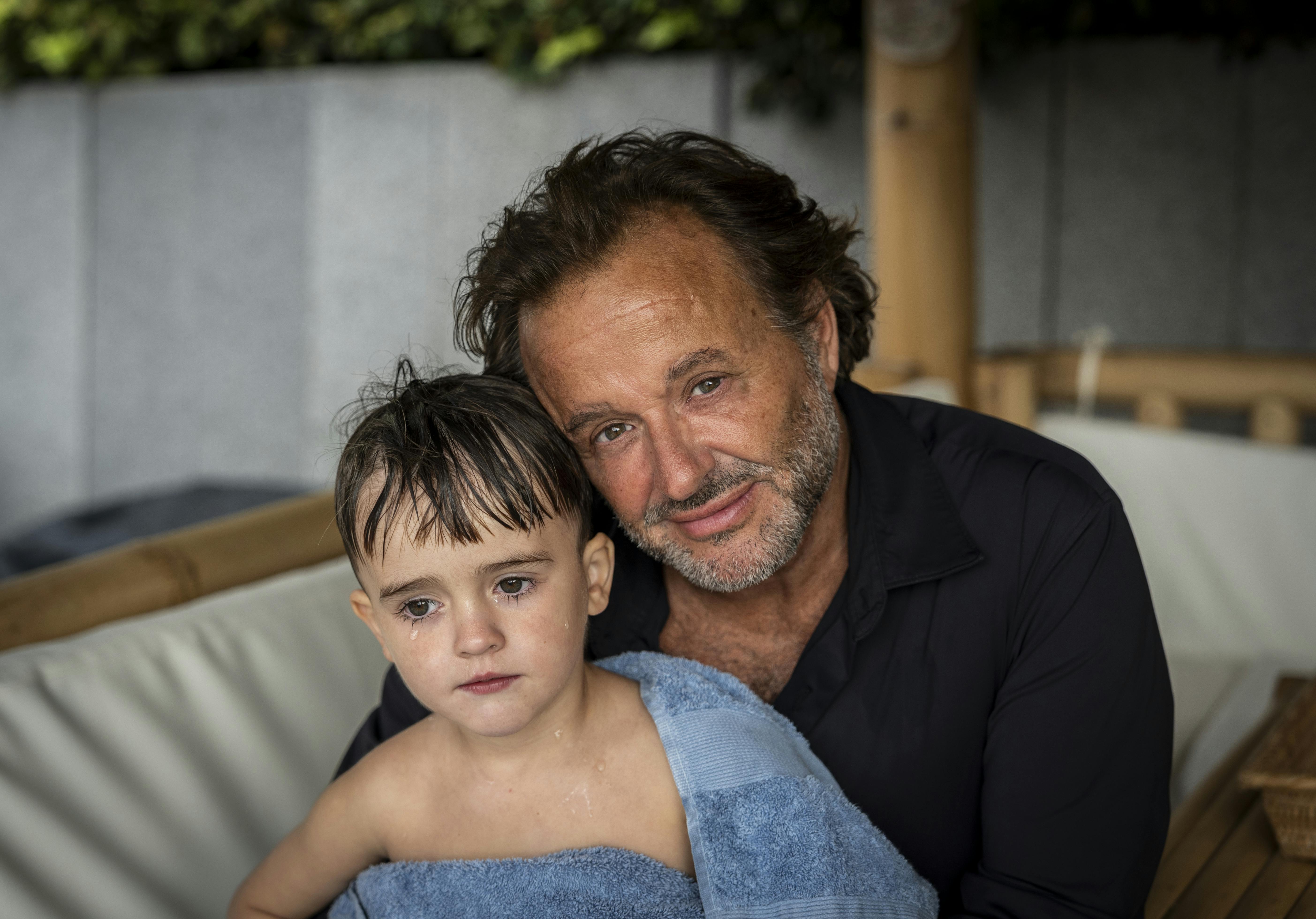 Dennis Knudsen med sønnen Noah.