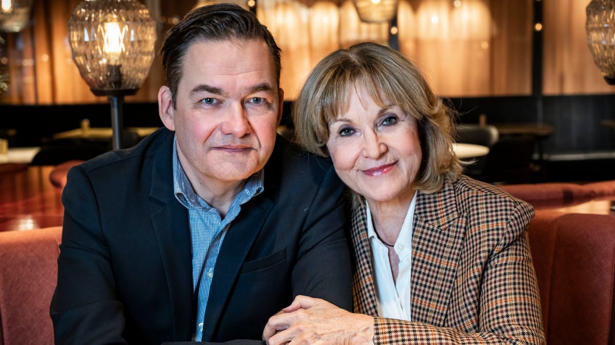 Christian Mørk med sin mor, Susse Wold. 