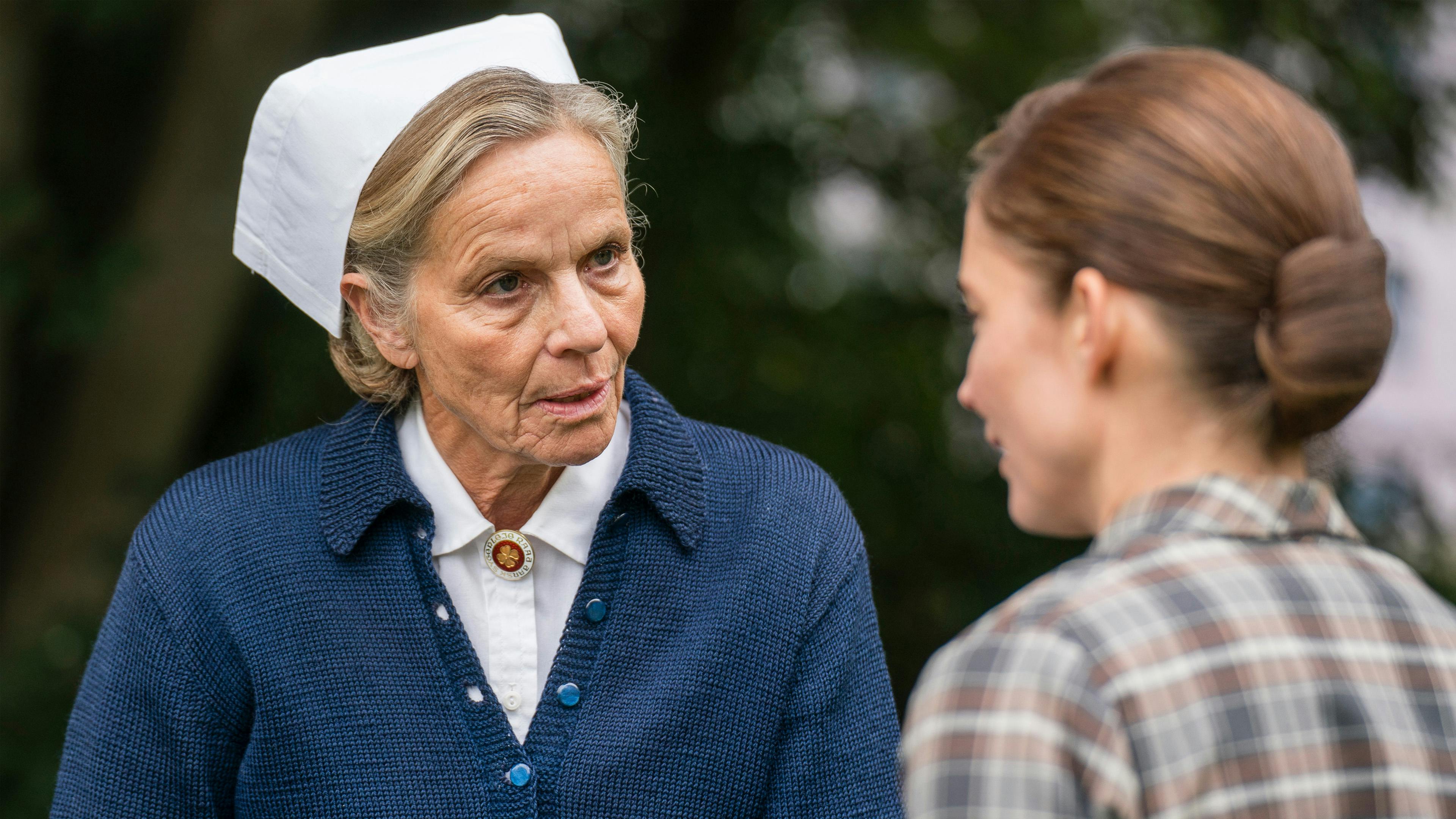 Benedikte Hansen og Neel Rønholt som Margrethe Lund og Birgit Lund i Sygeplejeskolen.