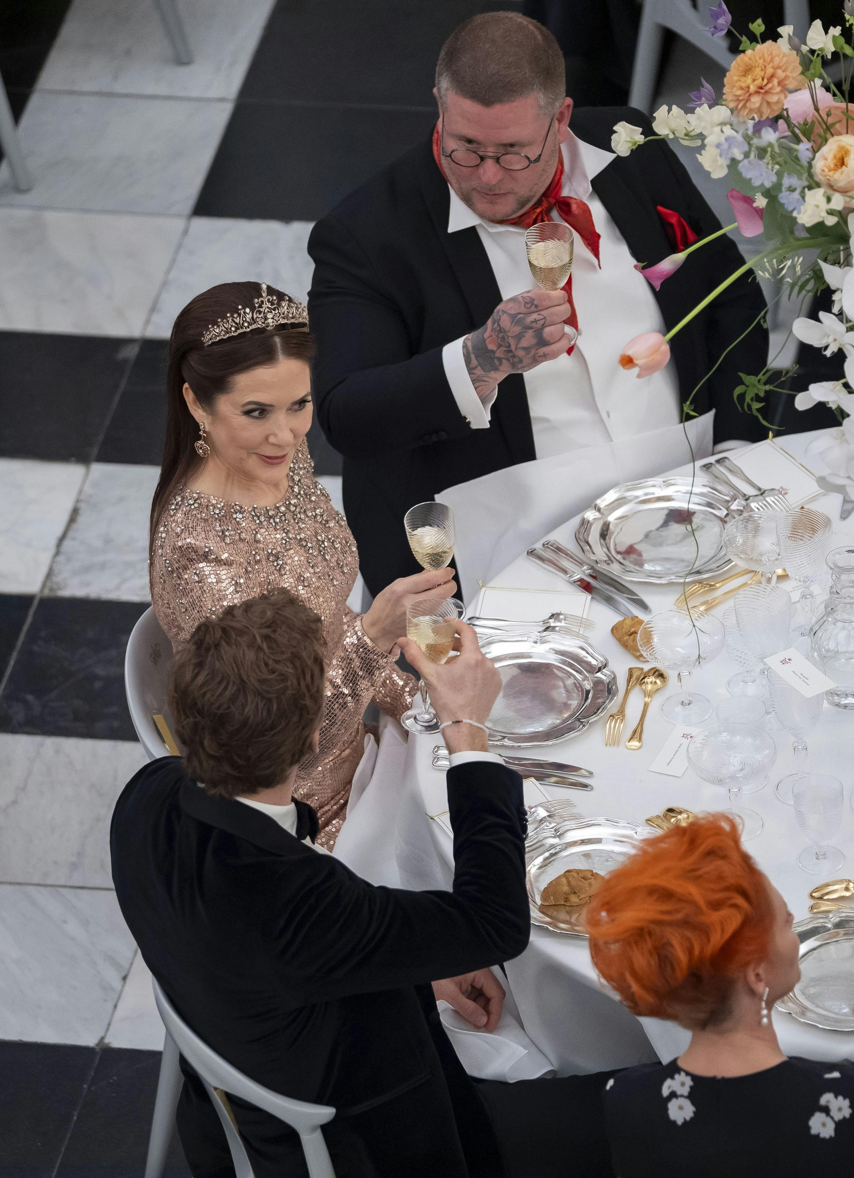 Dronning Mary og Morten Hee Andersen skålede ved kunstnerballet.