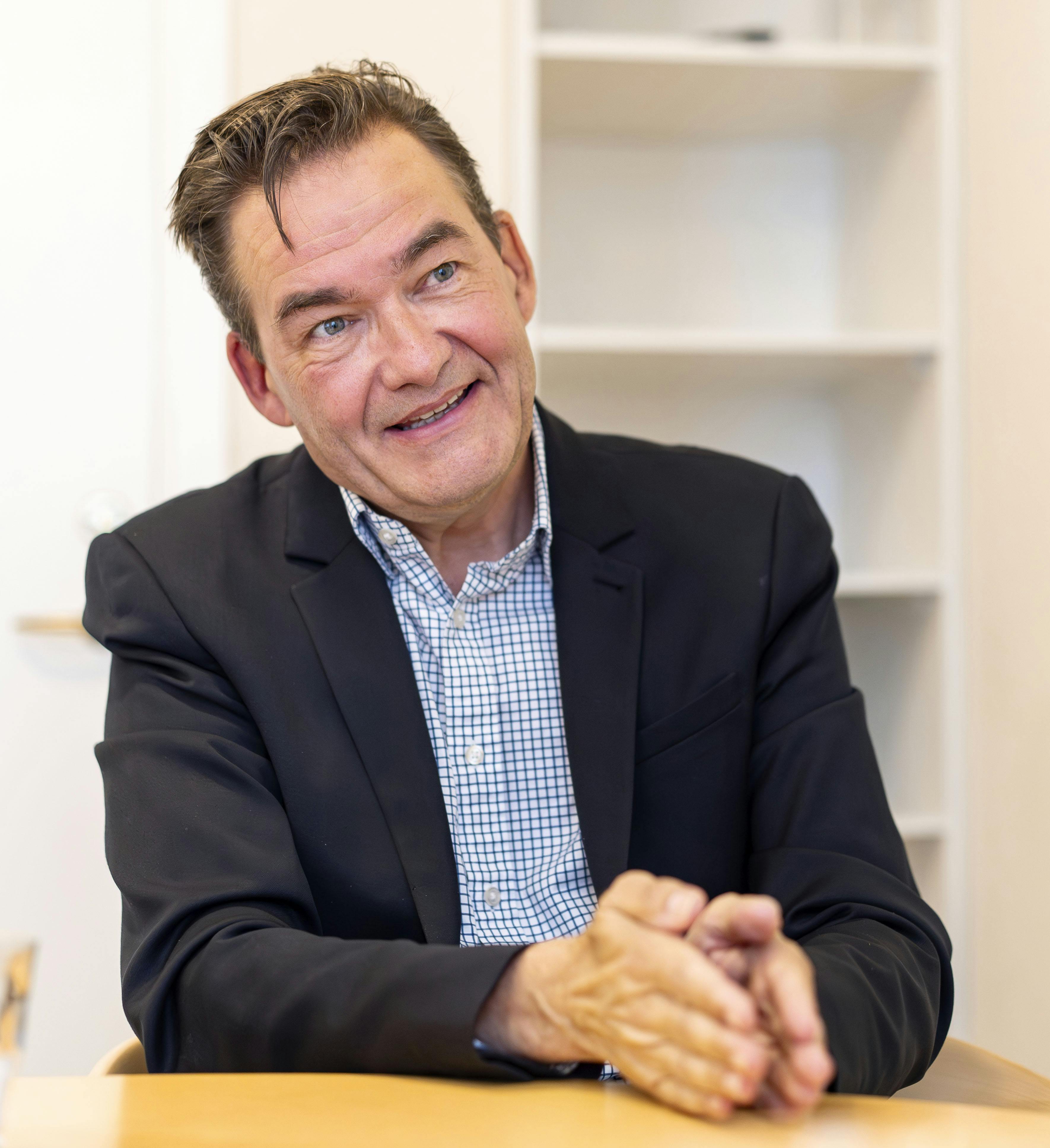 OPGAVE: Interview med Christian Mørk i forbindelse med udgivelse af bogen ”Mine tre forældre”STED: Politikens Forlag i Politikens Hus.DATO: 20250918JOURNALIST: Sofie NymandFOTOGRAF: Hanne Juul