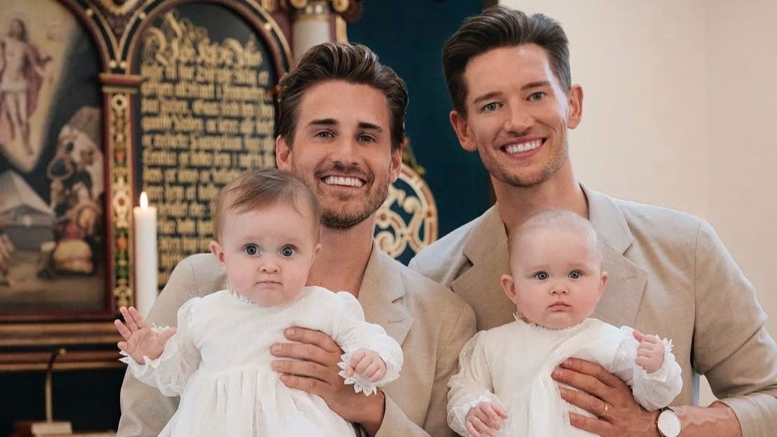 Frederik og Morten med Emma og Nora ved tvillingernes dåb.