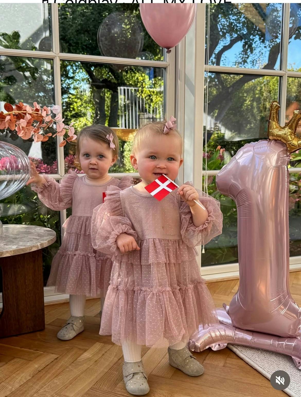 Emma (tv) og Nora fejrer 1-års fødselsdag.