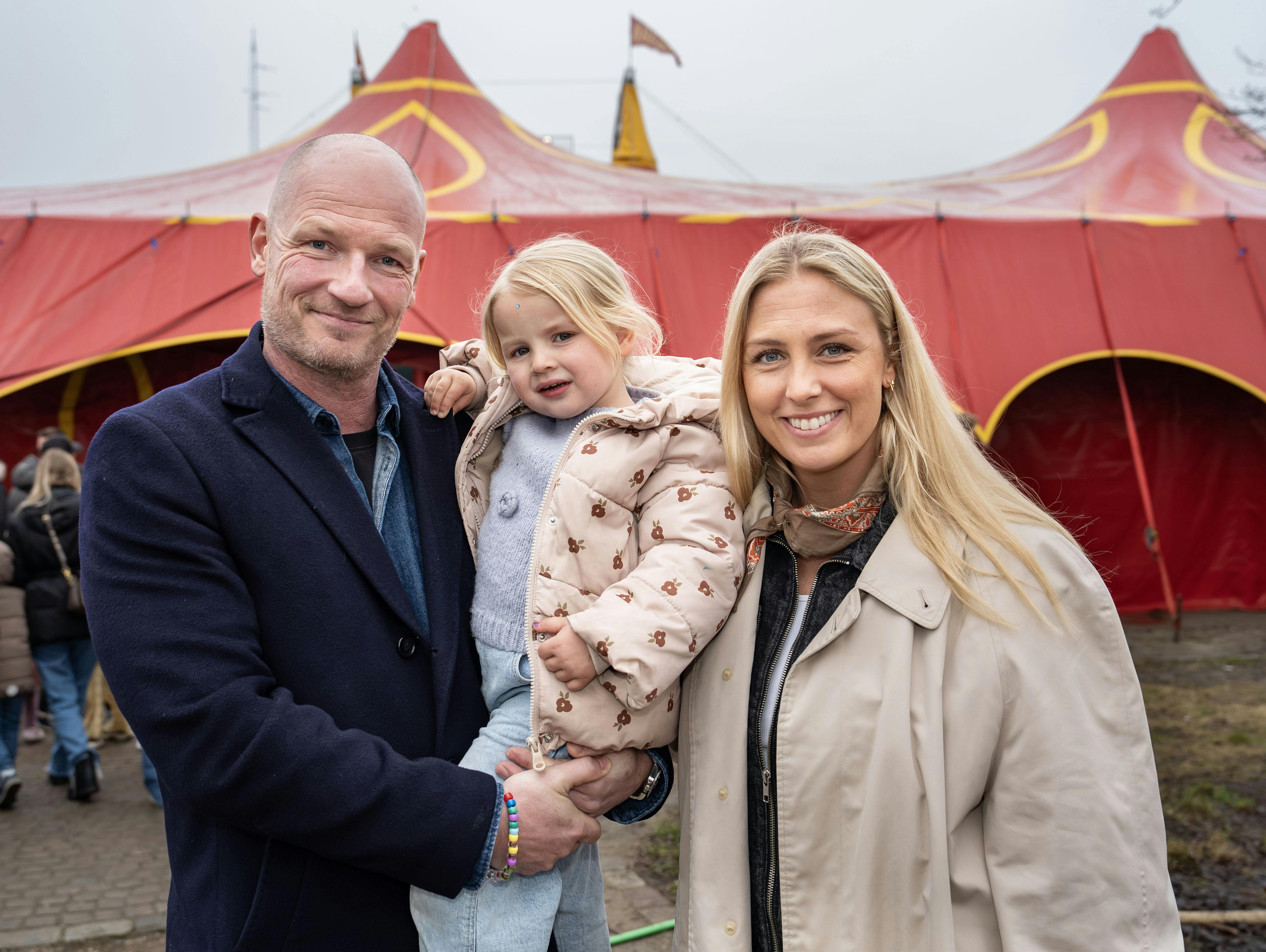 Josefine Høgh og Lasse Sjørslev med datteren Molly.